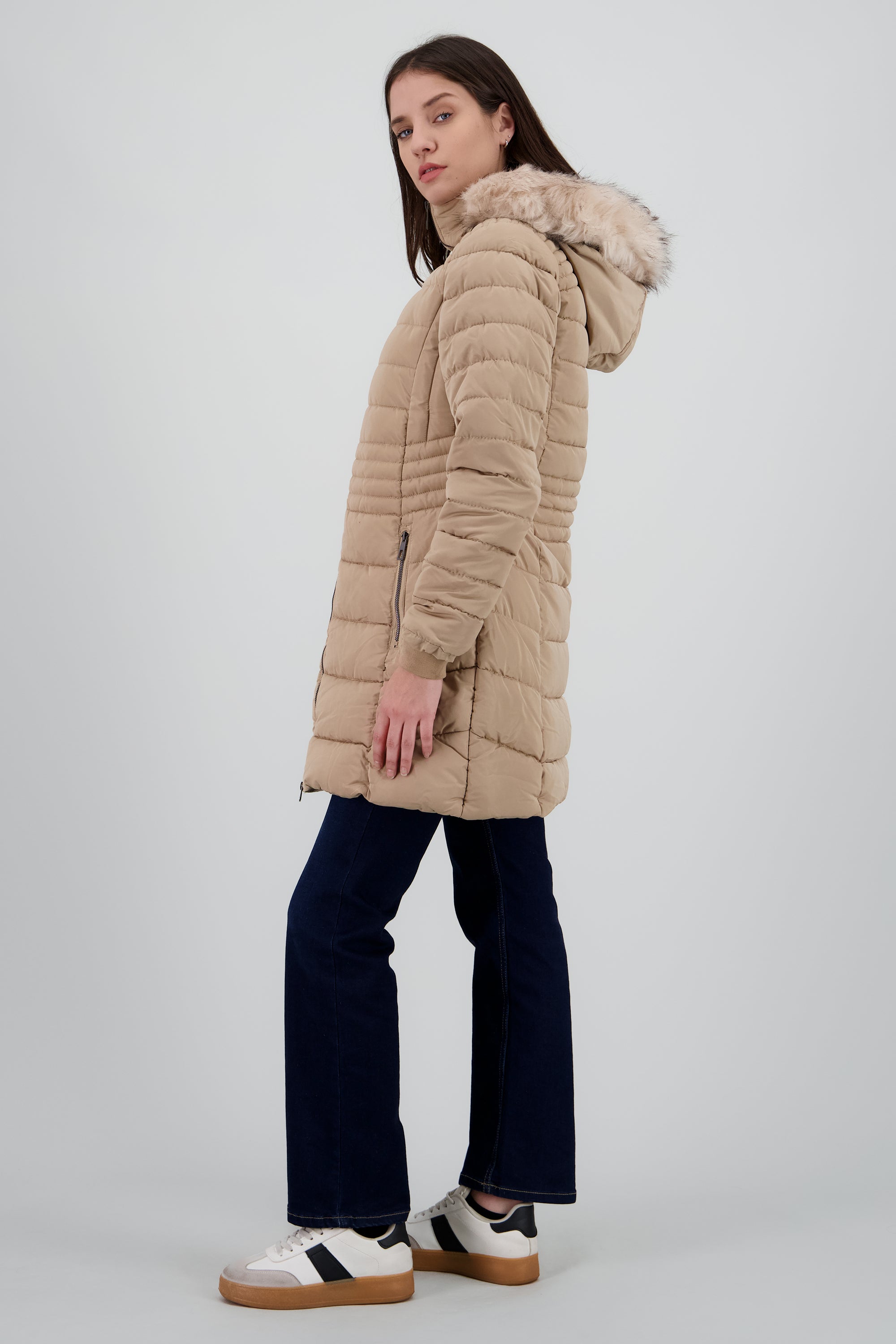 Chamarra puffer larga con peluche en gorro KHAKI