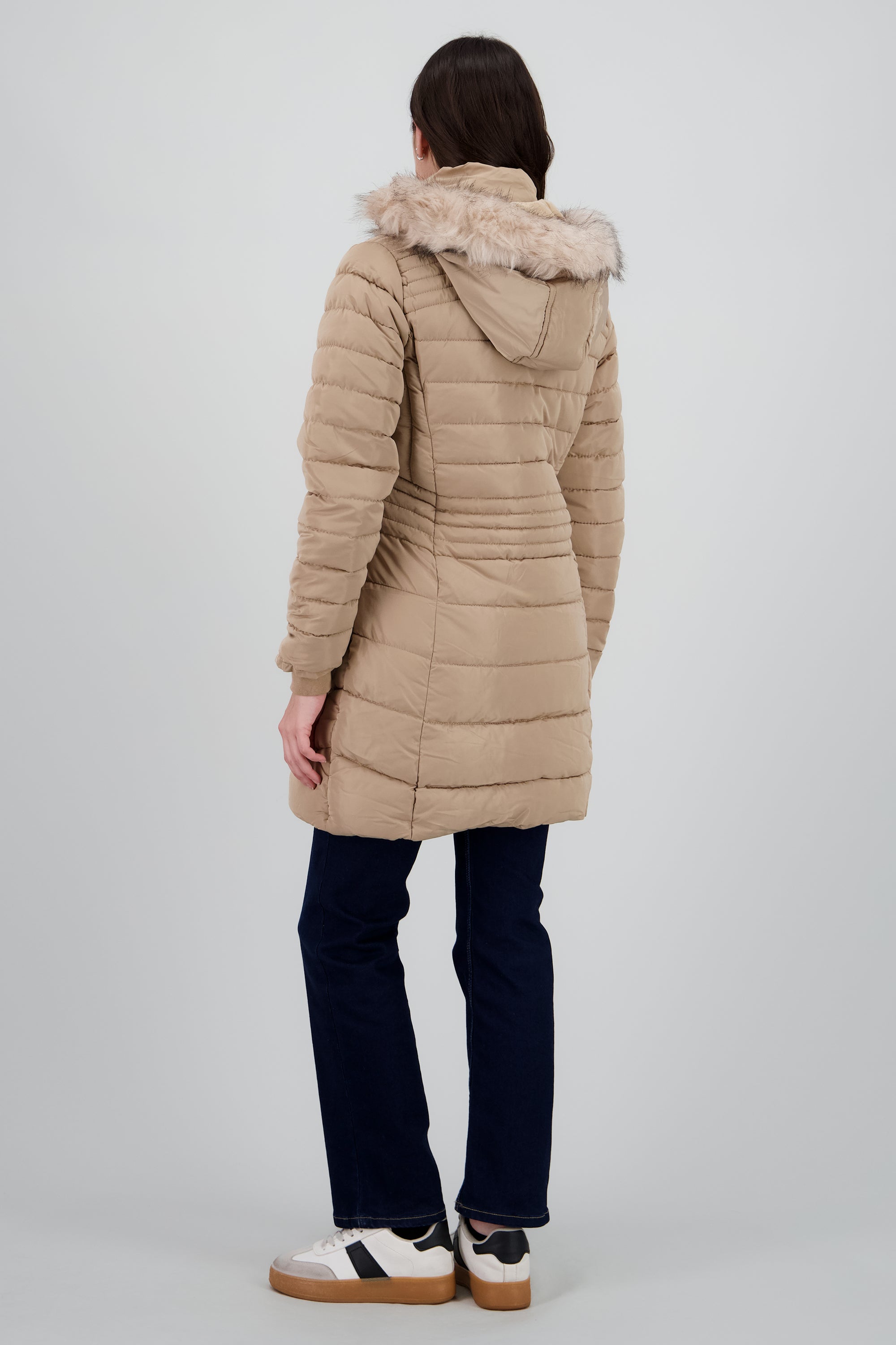 Chamarra puffer larga con peluche en gorro KHAKI