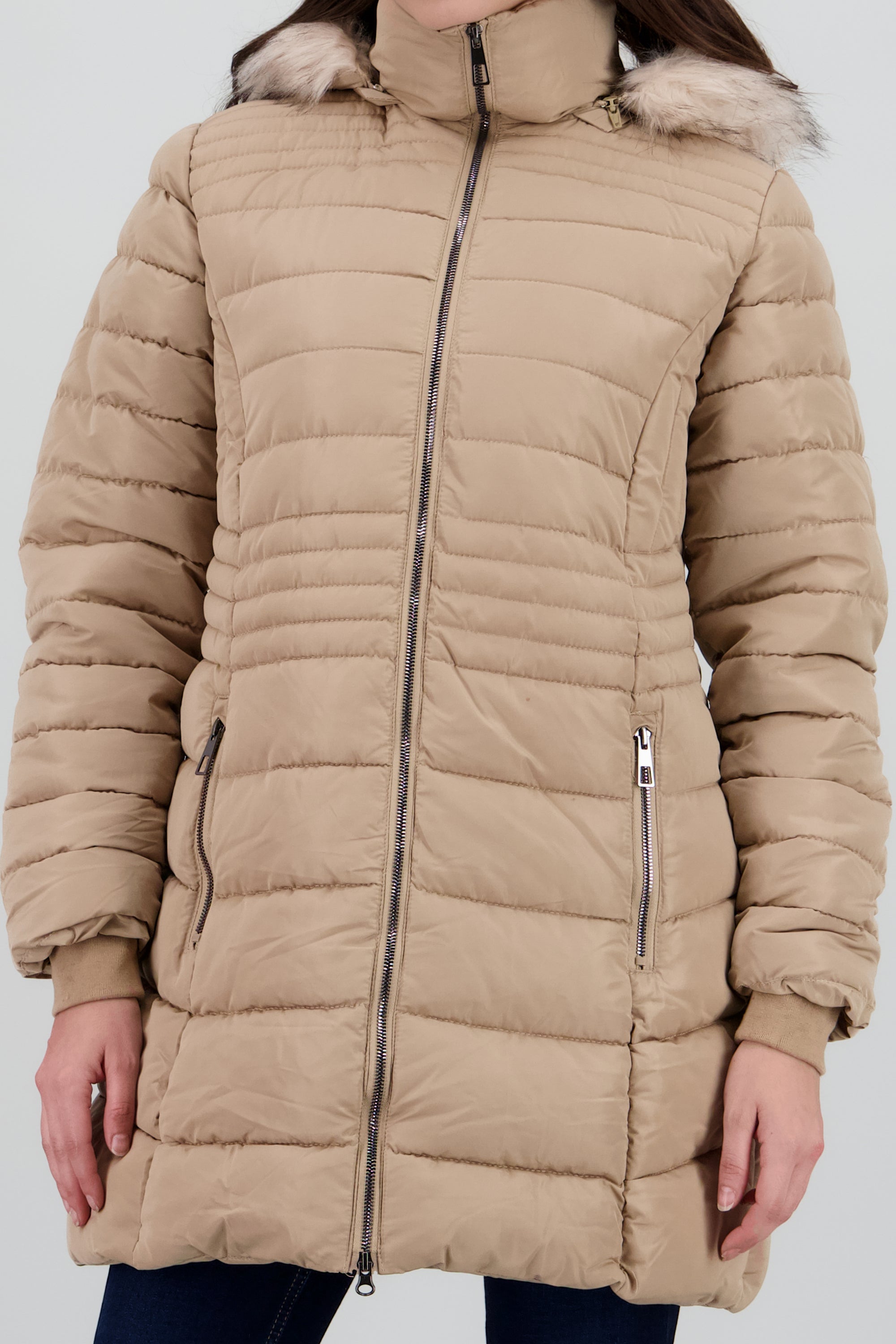 Chamarra puffer larga con peluche en gorro KHAKI