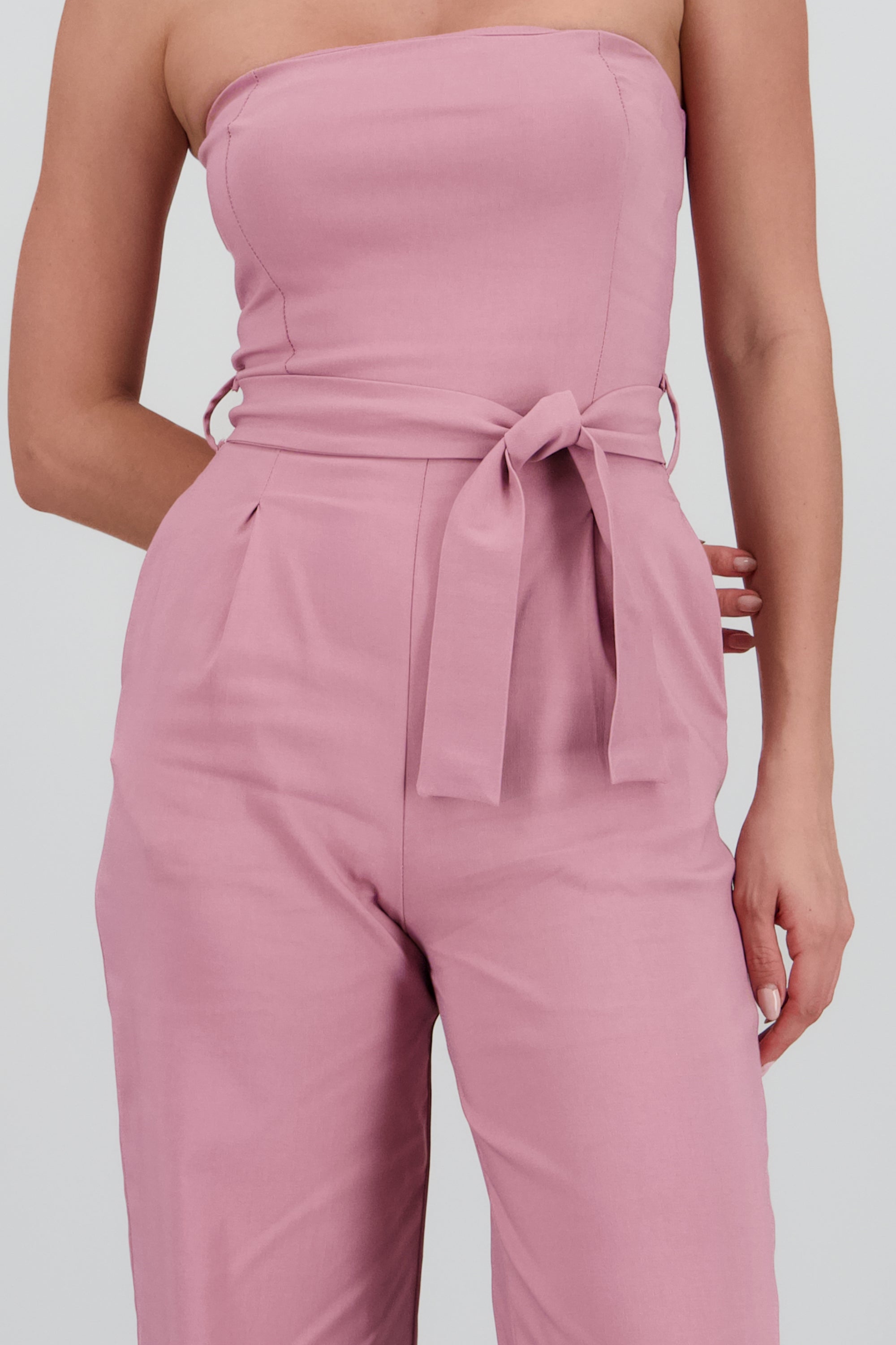 Jumpsuit strapless detalle cinturon PALO DE ROSA