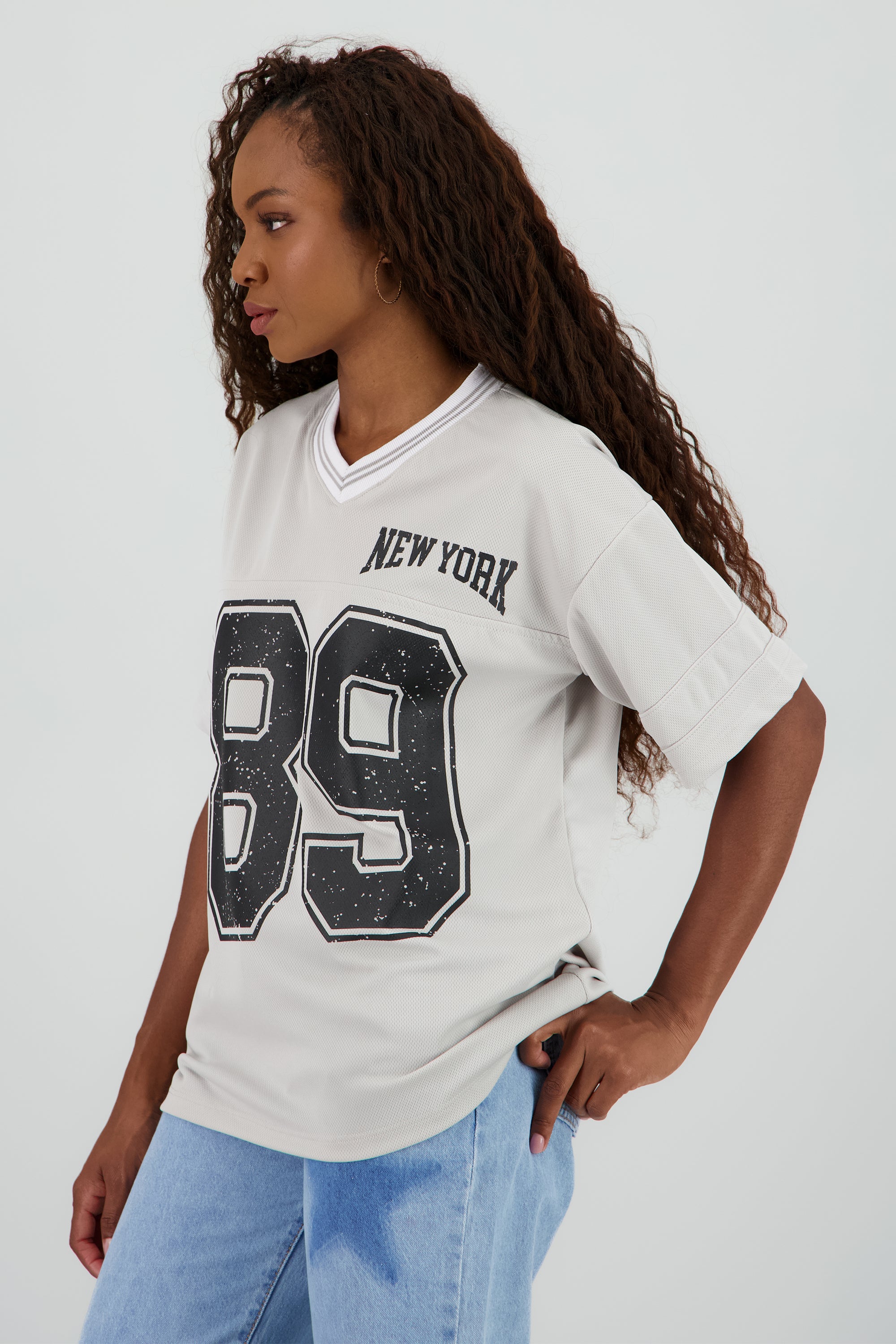 Playera oversize estampado numero GRIS CLARO
