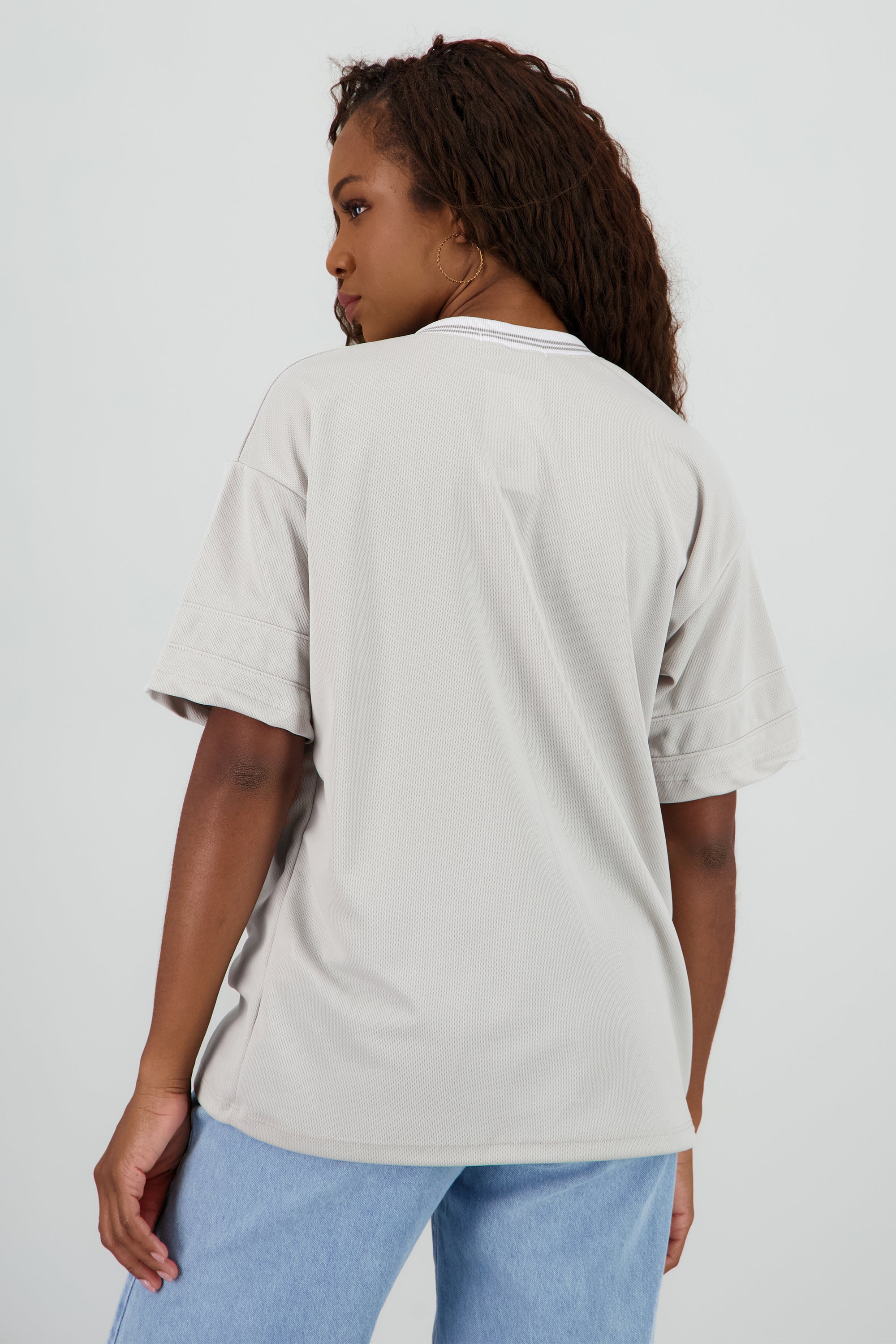 Playera oversize estampado numero GRIS CLARO