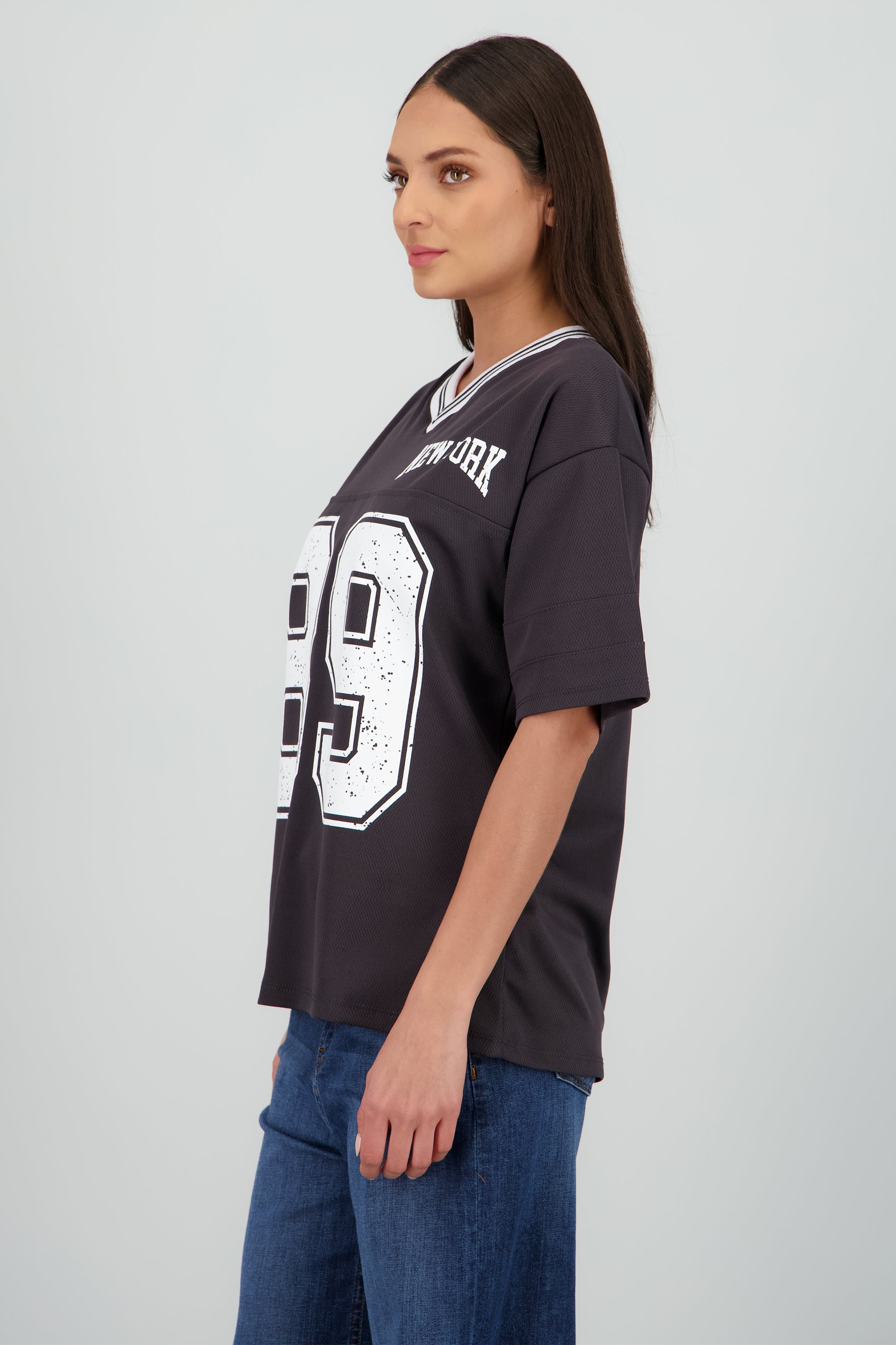 Playera oversize estampado numero GRIS OBSCURO