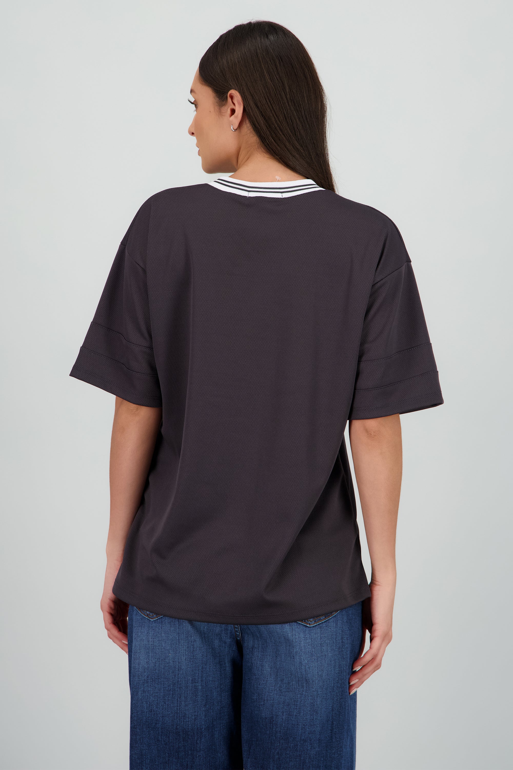 Playera oversize estampado numero GRIS OBSCURO