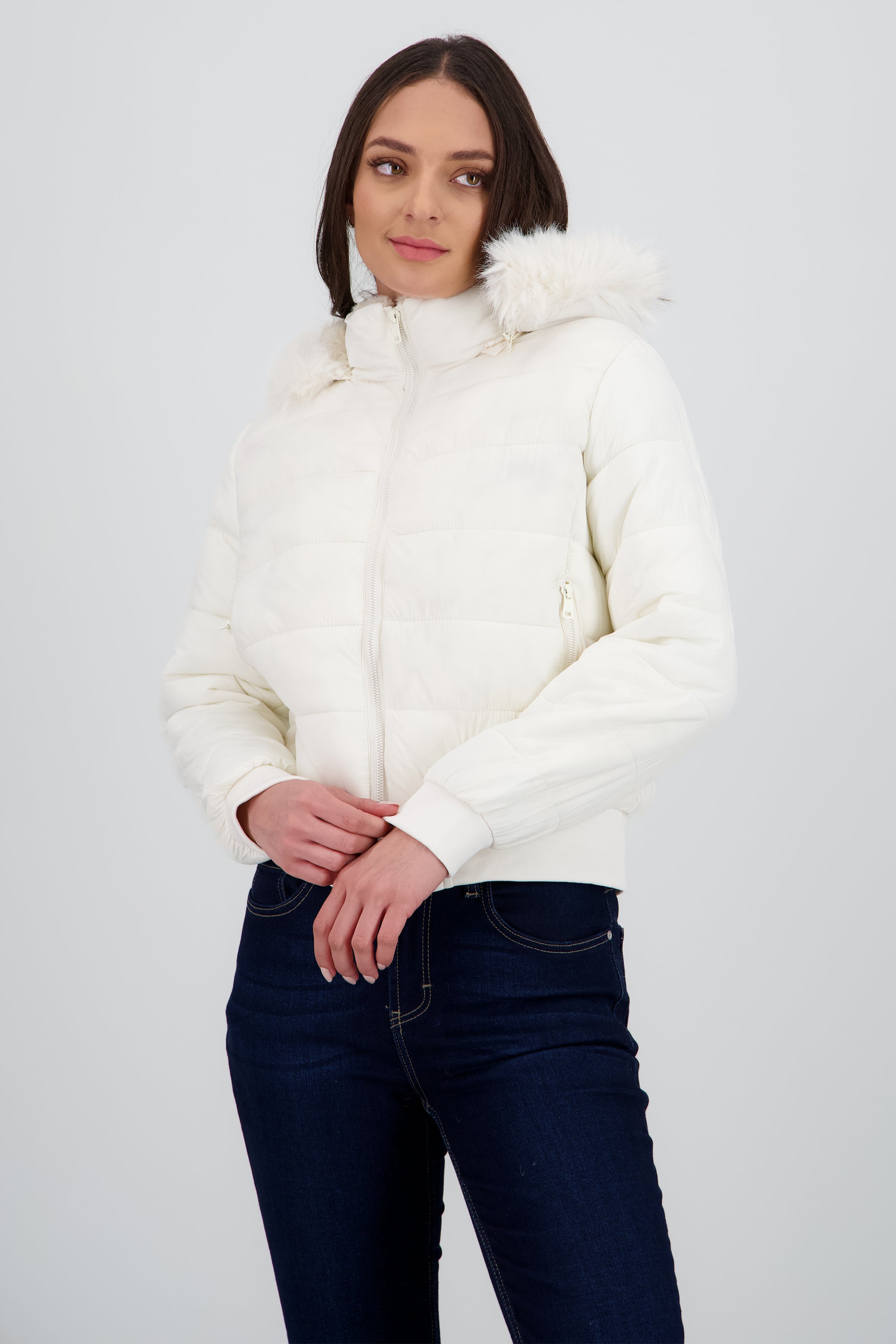 Chamarra corta con peluche en gorro CREMA
