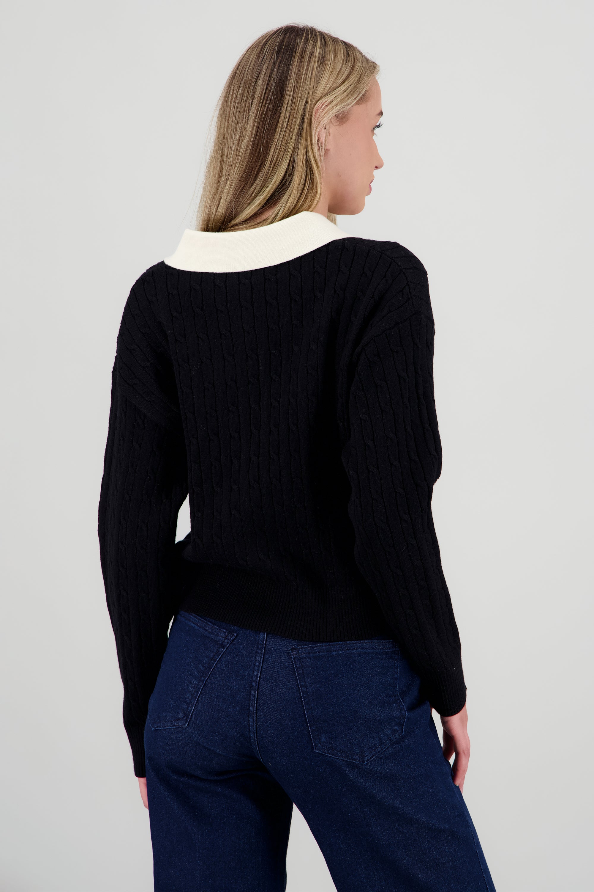 Sueter tipo polo con contraste en cuello NEGRO