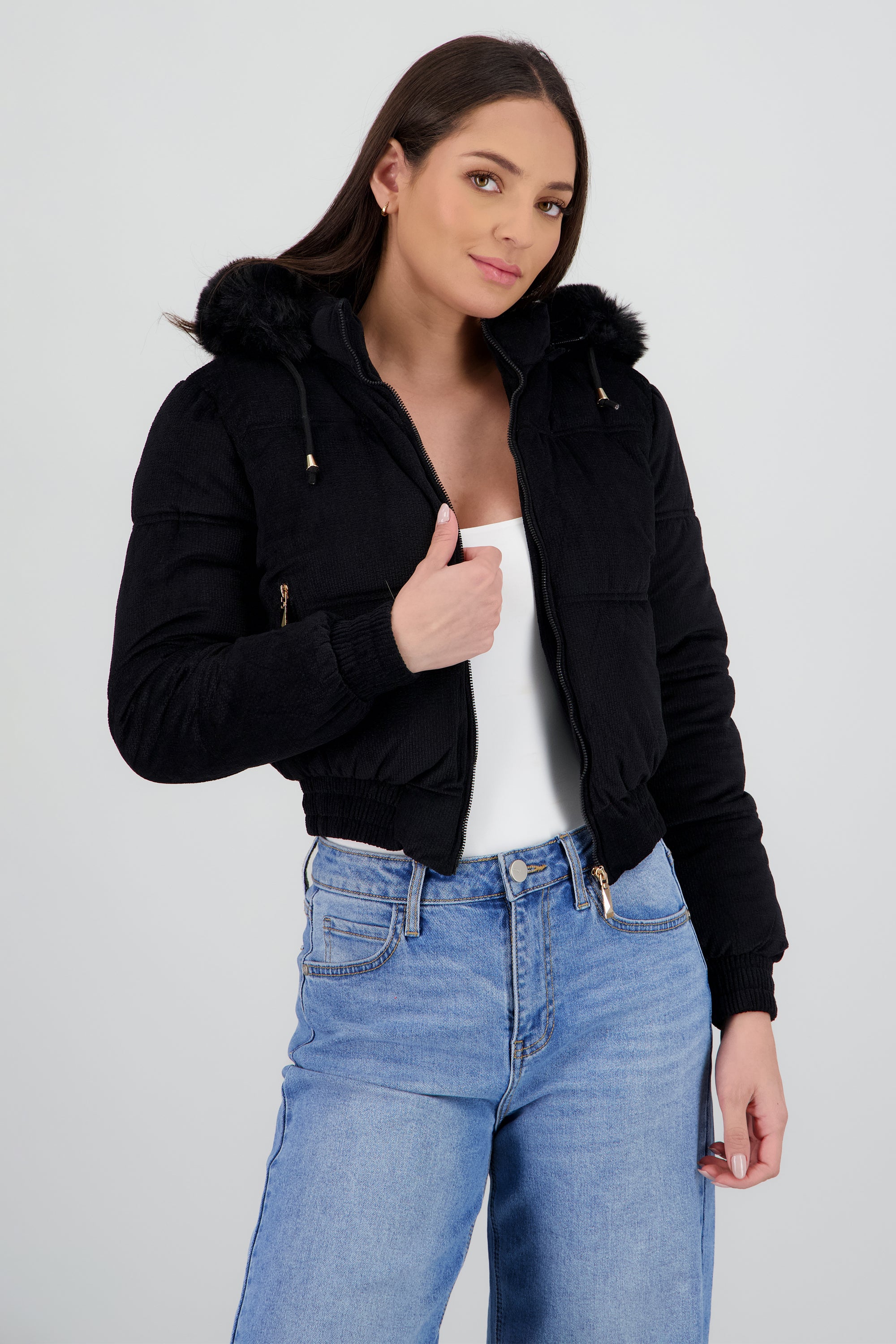 Chamarra puffer crop con gorro NEGRO