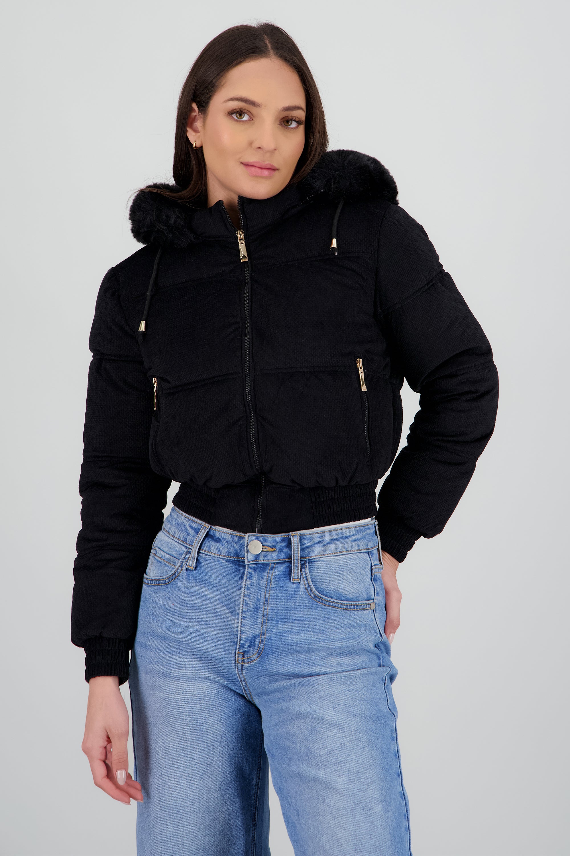 Chamarra puffer crop con gorro NEGRO