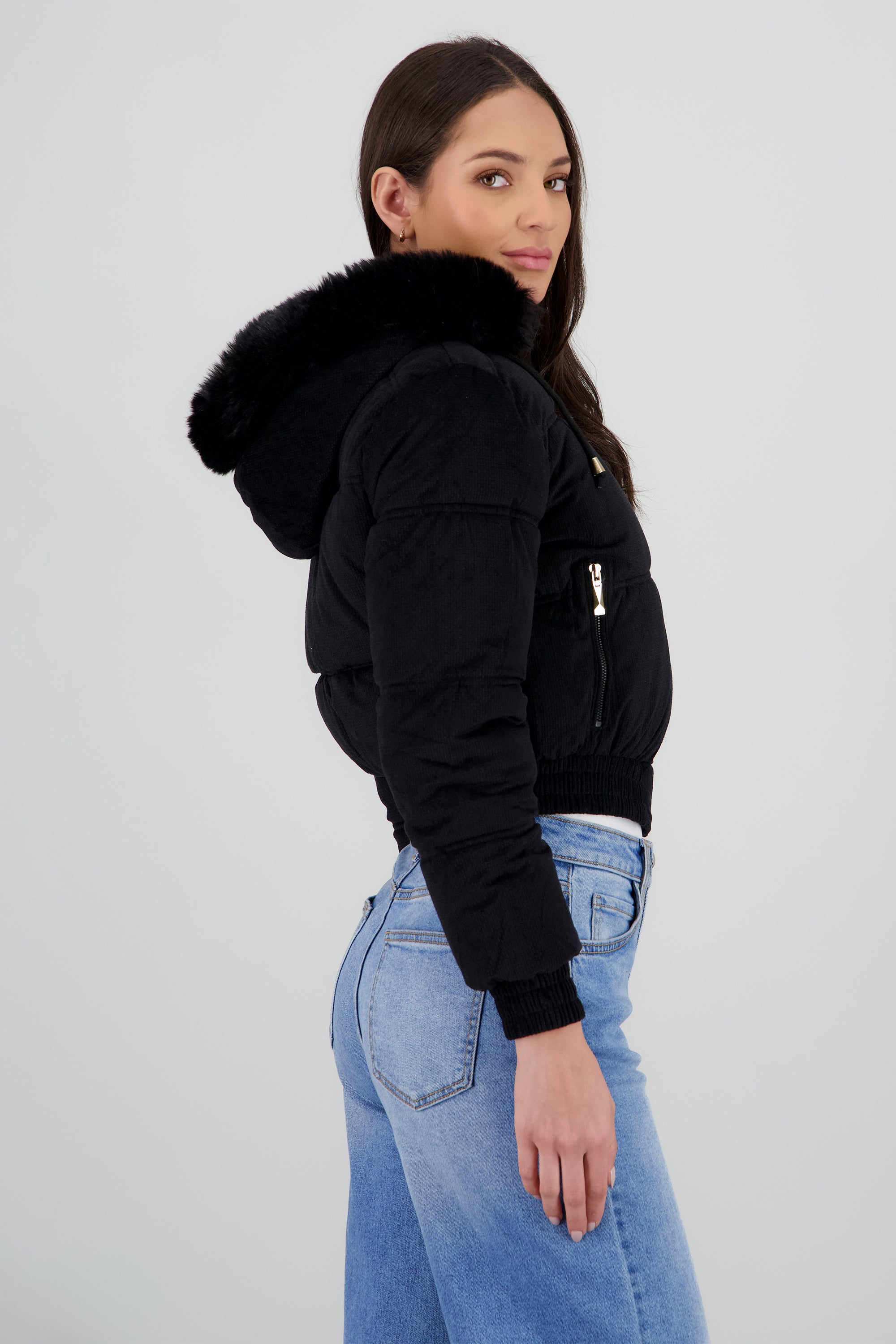 Chamarra puffer crop con gorro NEGRO