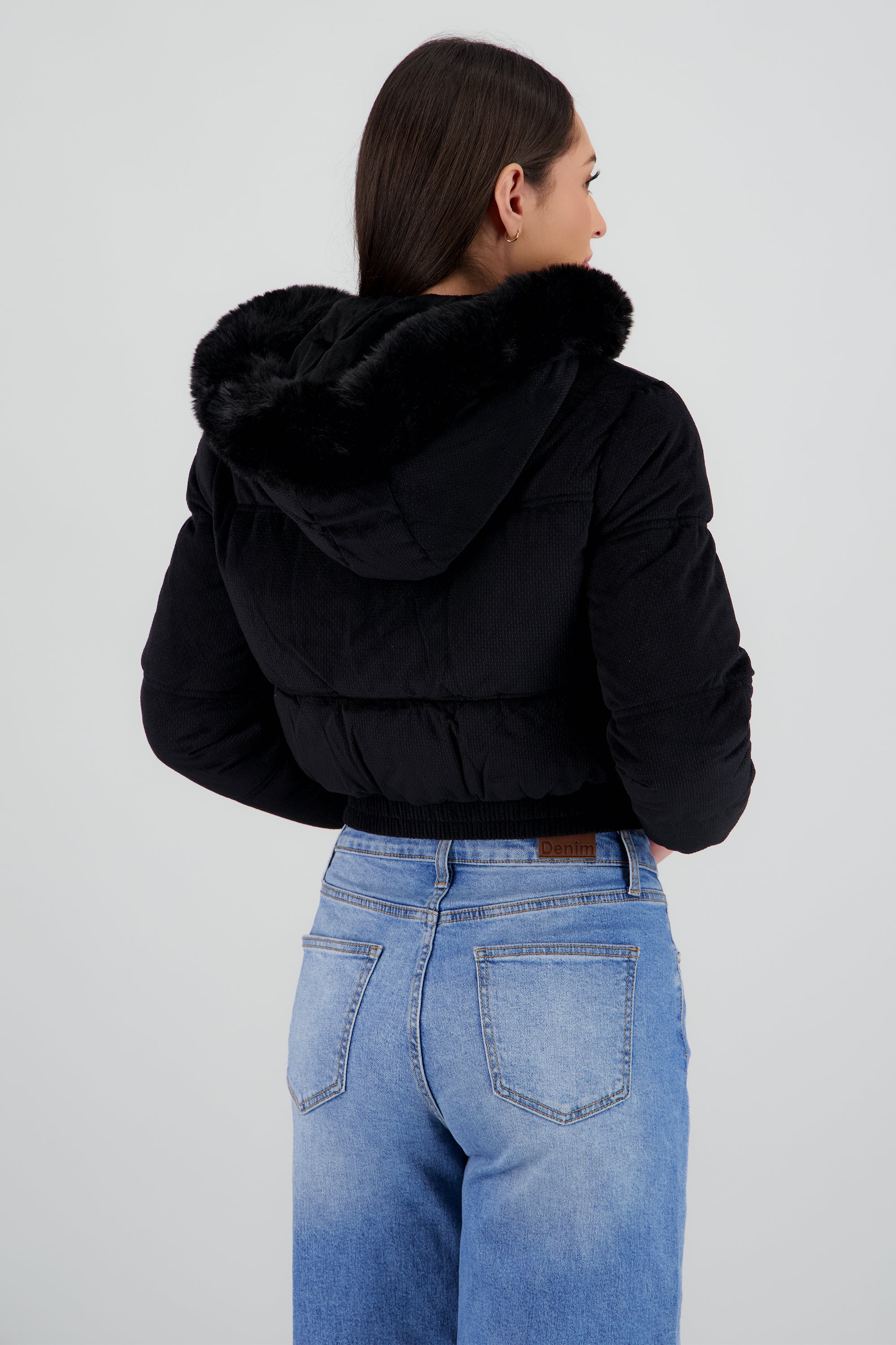 Chamarra puffer crop con gorro NEGRO