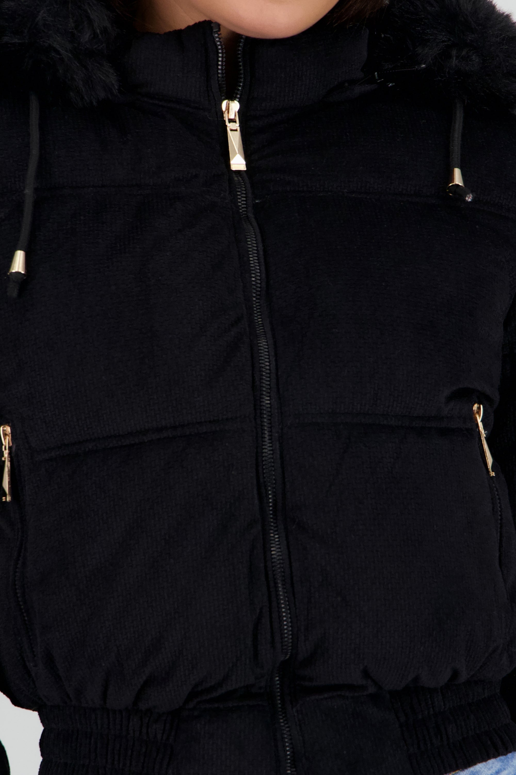 Chamarra puffer crop con gorro NEGRO