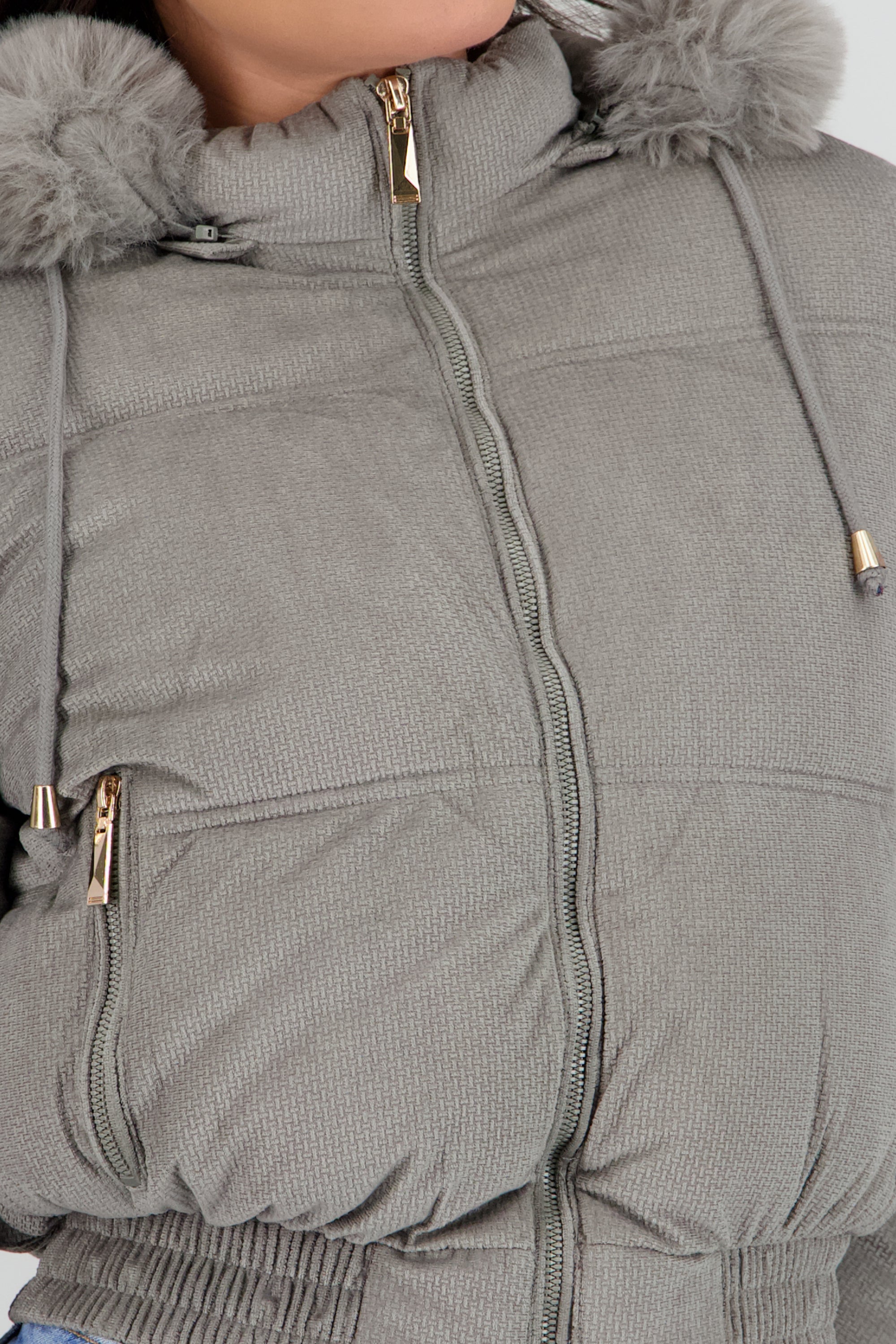 Chamarra puffer crop con gorro GRIS