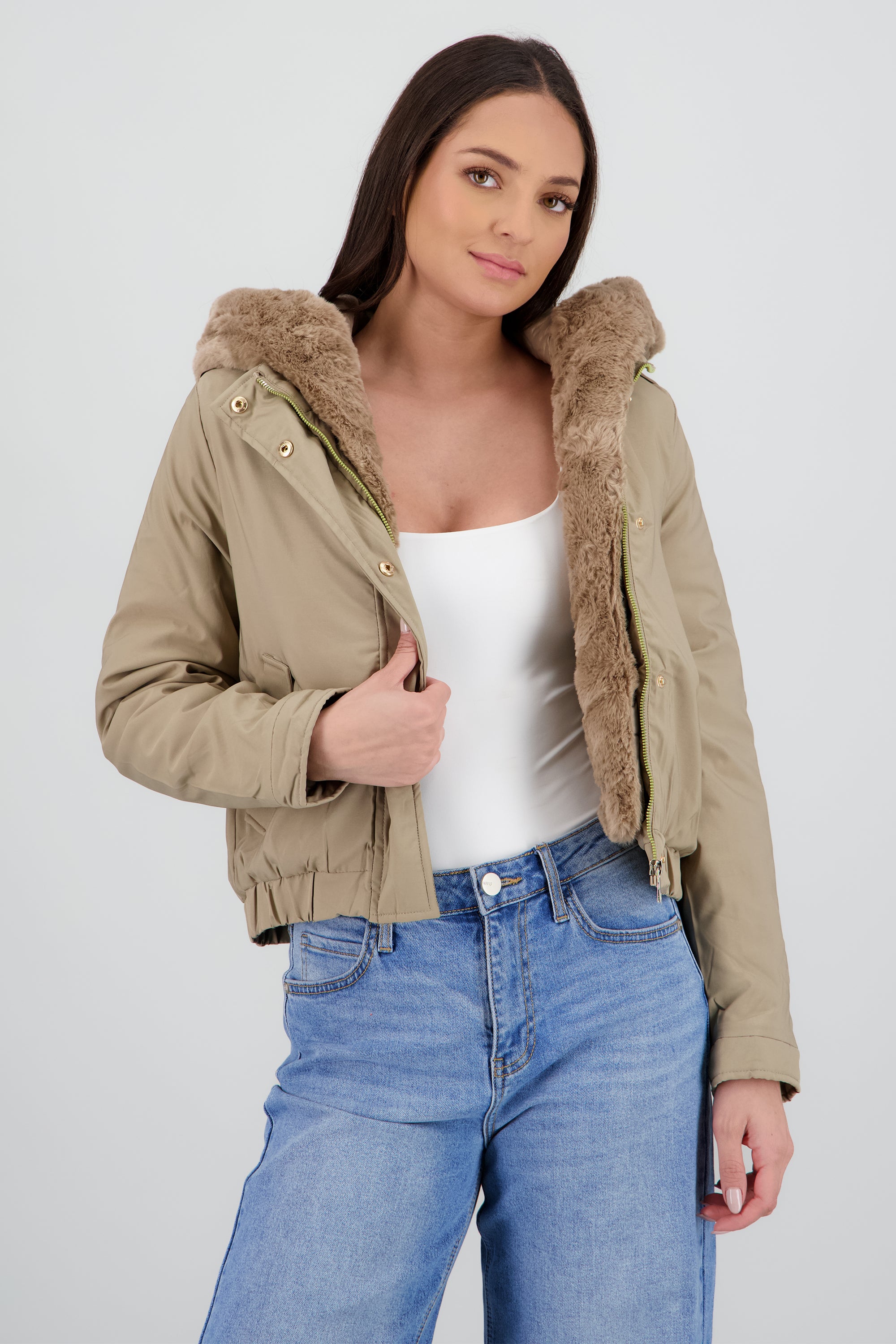 Chamarra con bolsas peluche en gorro KHAKI