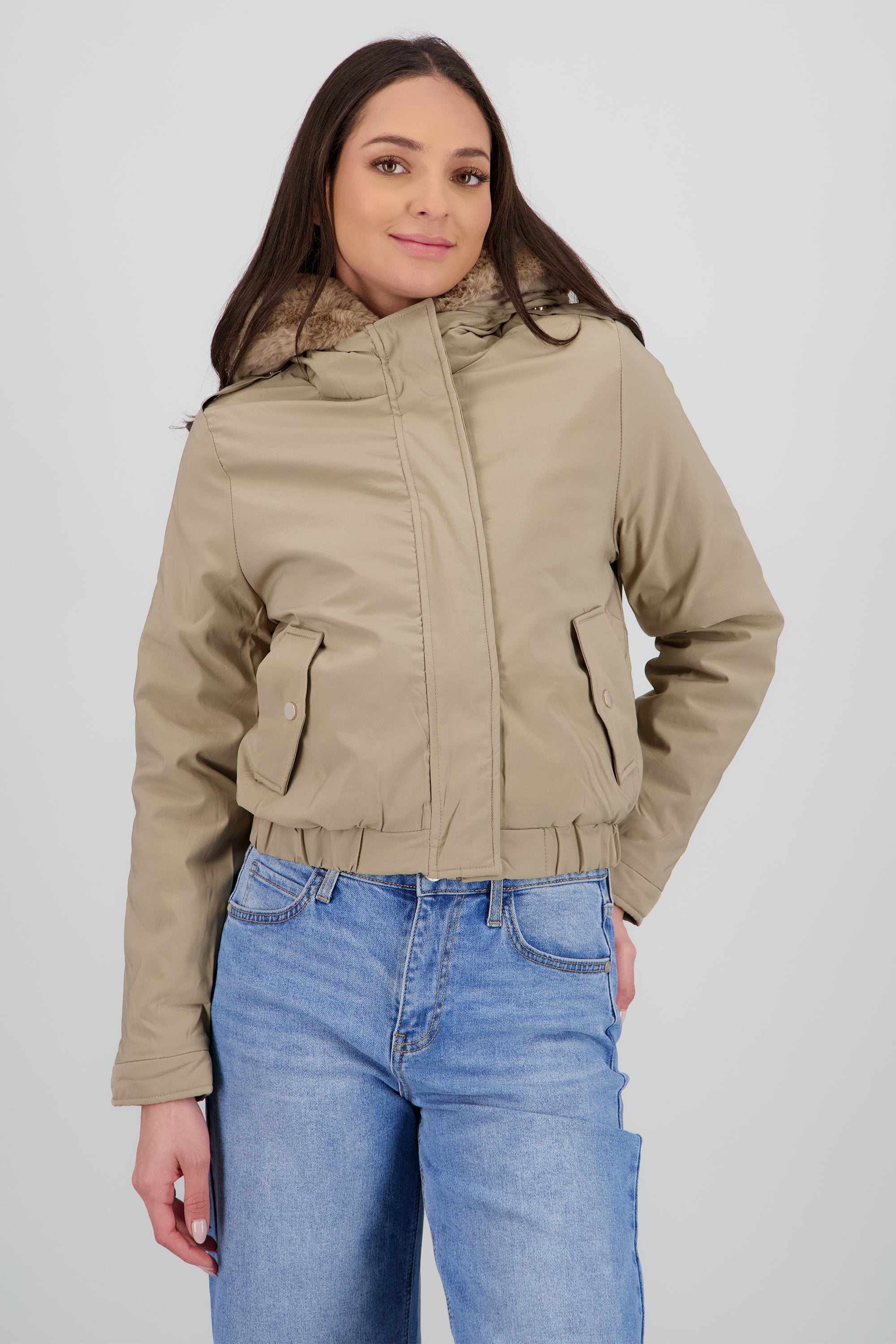 Chamarra con bolsas peluche en gorro KHAKI