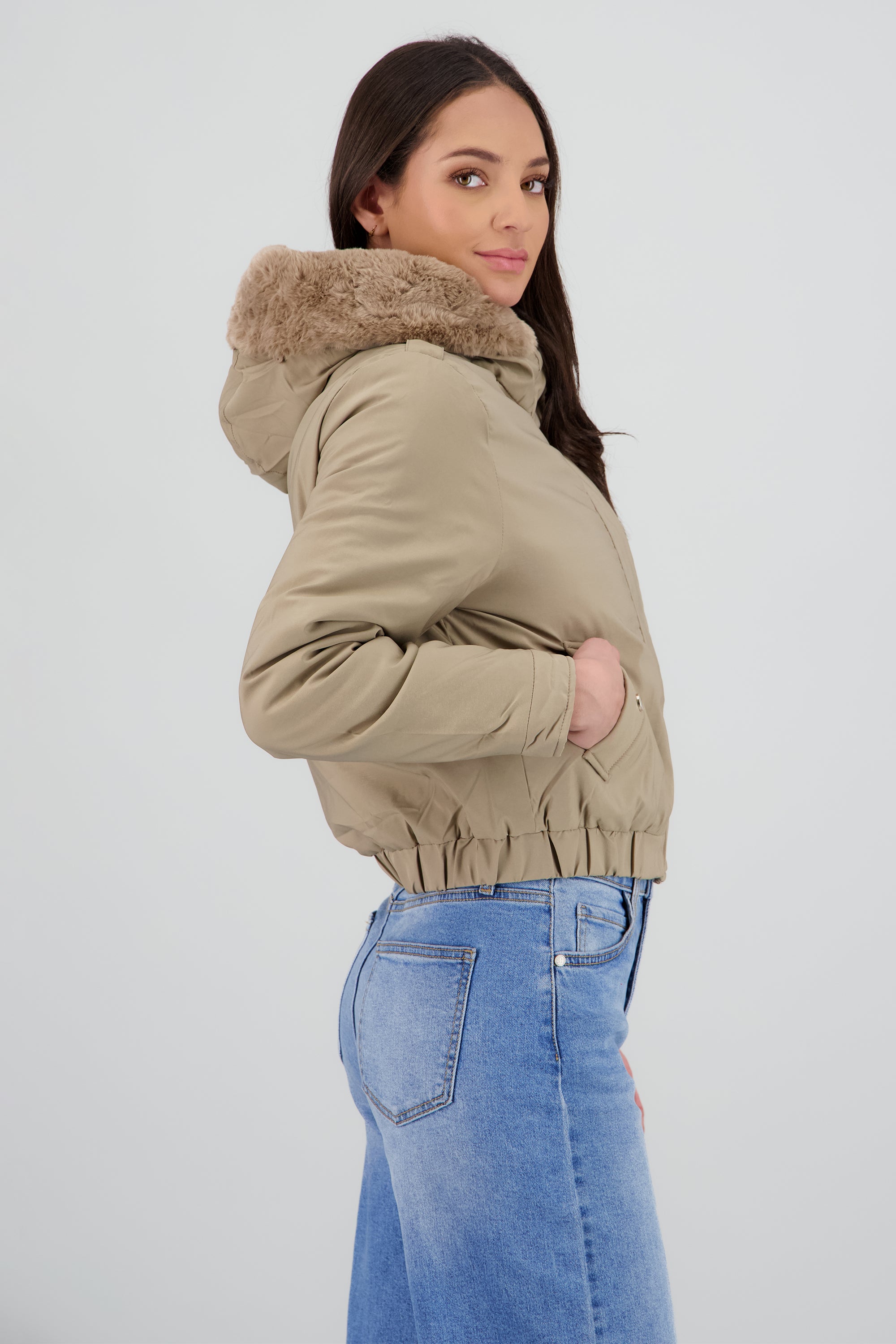 Chamarra con bolsas peluche en gorro KHAKI