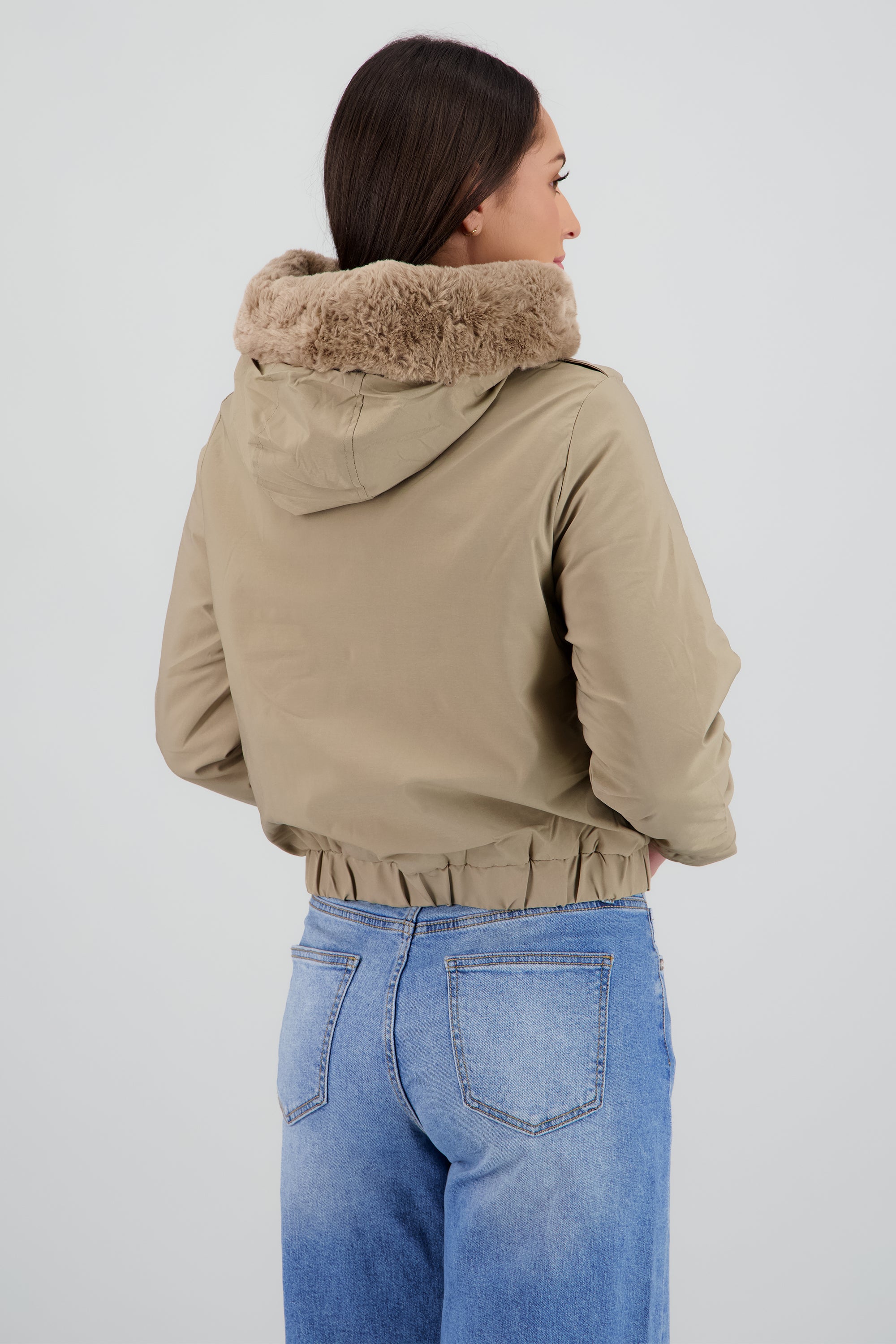 Chamarra con bolsas peluche en gorro KHAKI