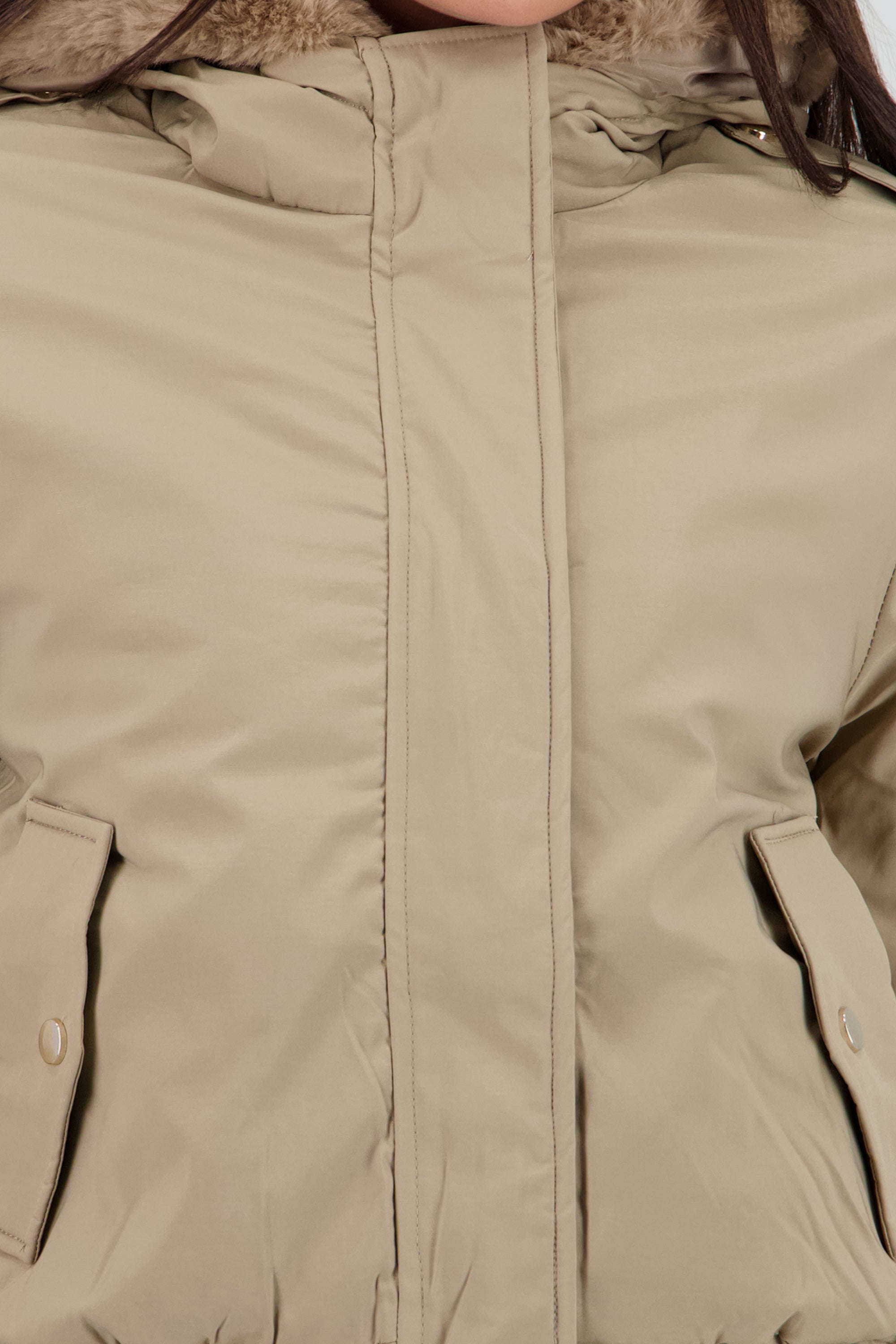 Chamarra con bolsas peluche en gorro KHAKI