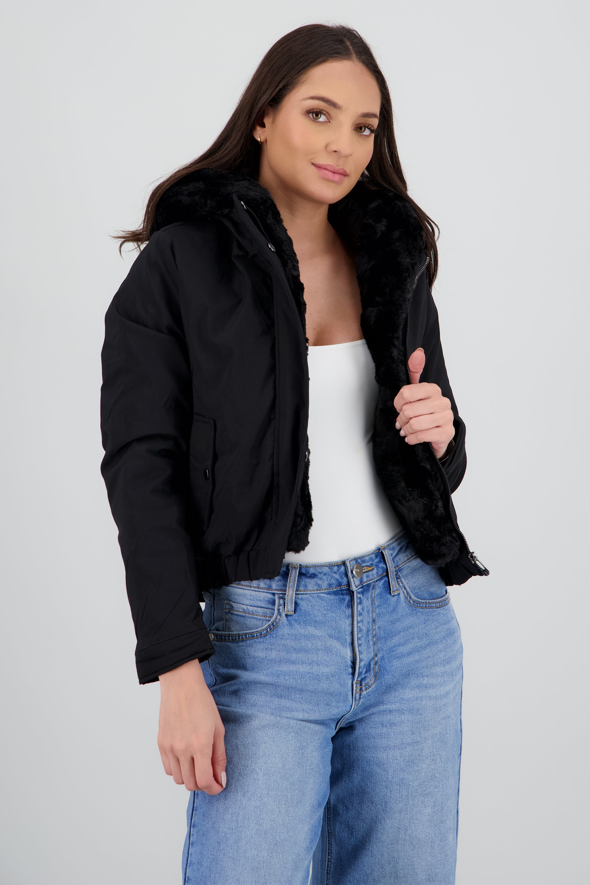 Chamarra con bolsas peluche en gorro NEGRO