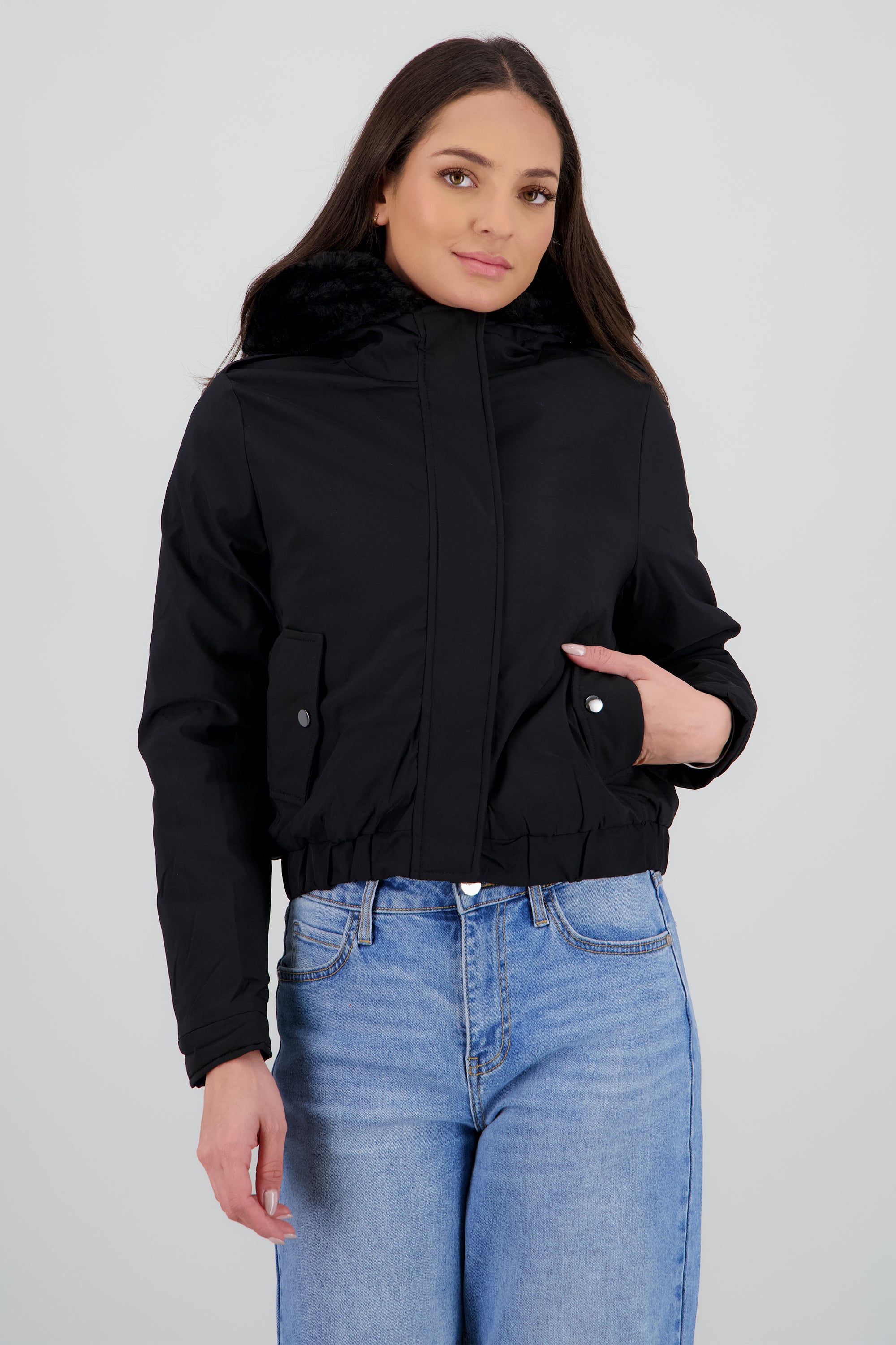 Chamarra con bolsas peluche en gorro NEGRO