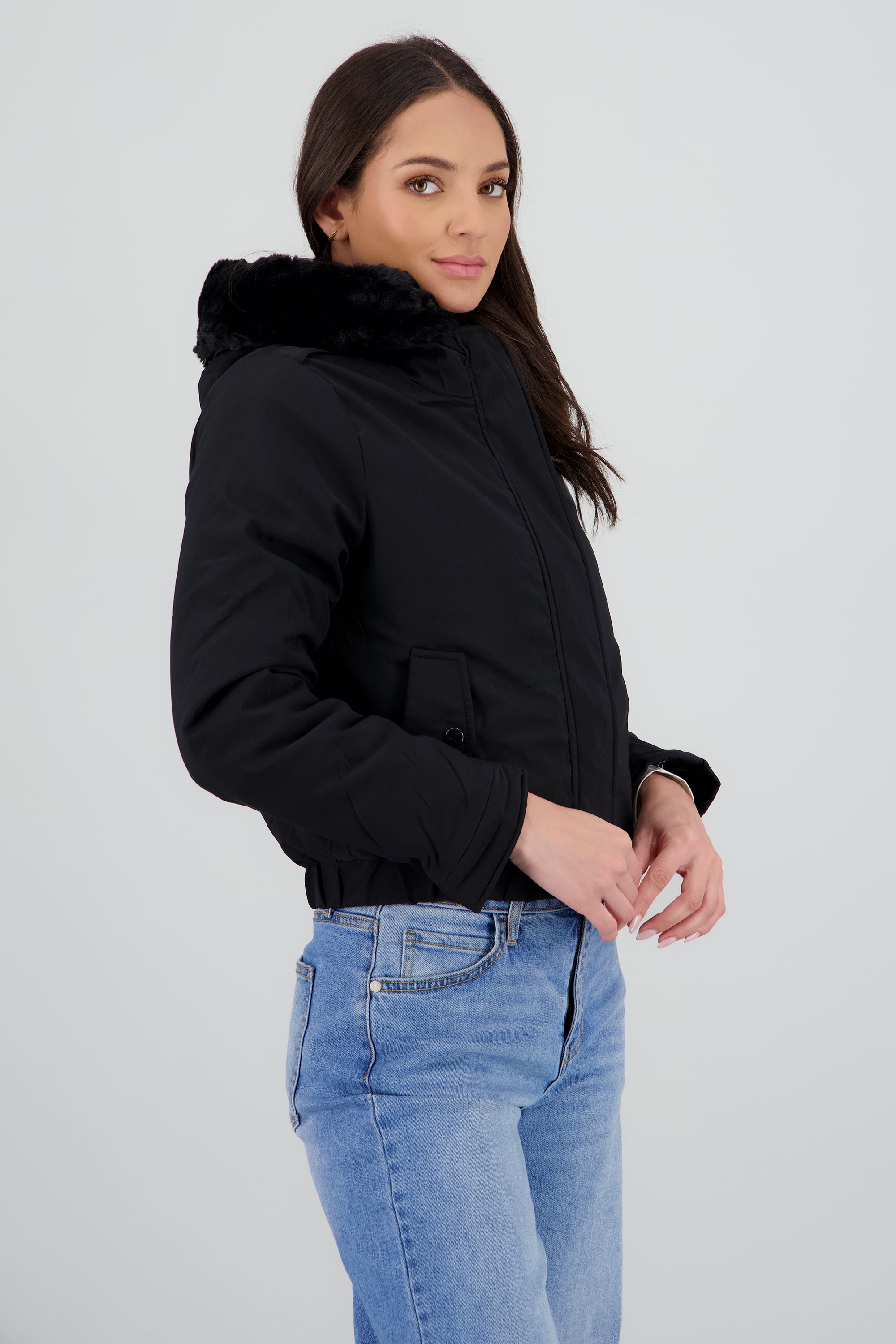 Chamarra con bolsas peluche en gorro NEGRO