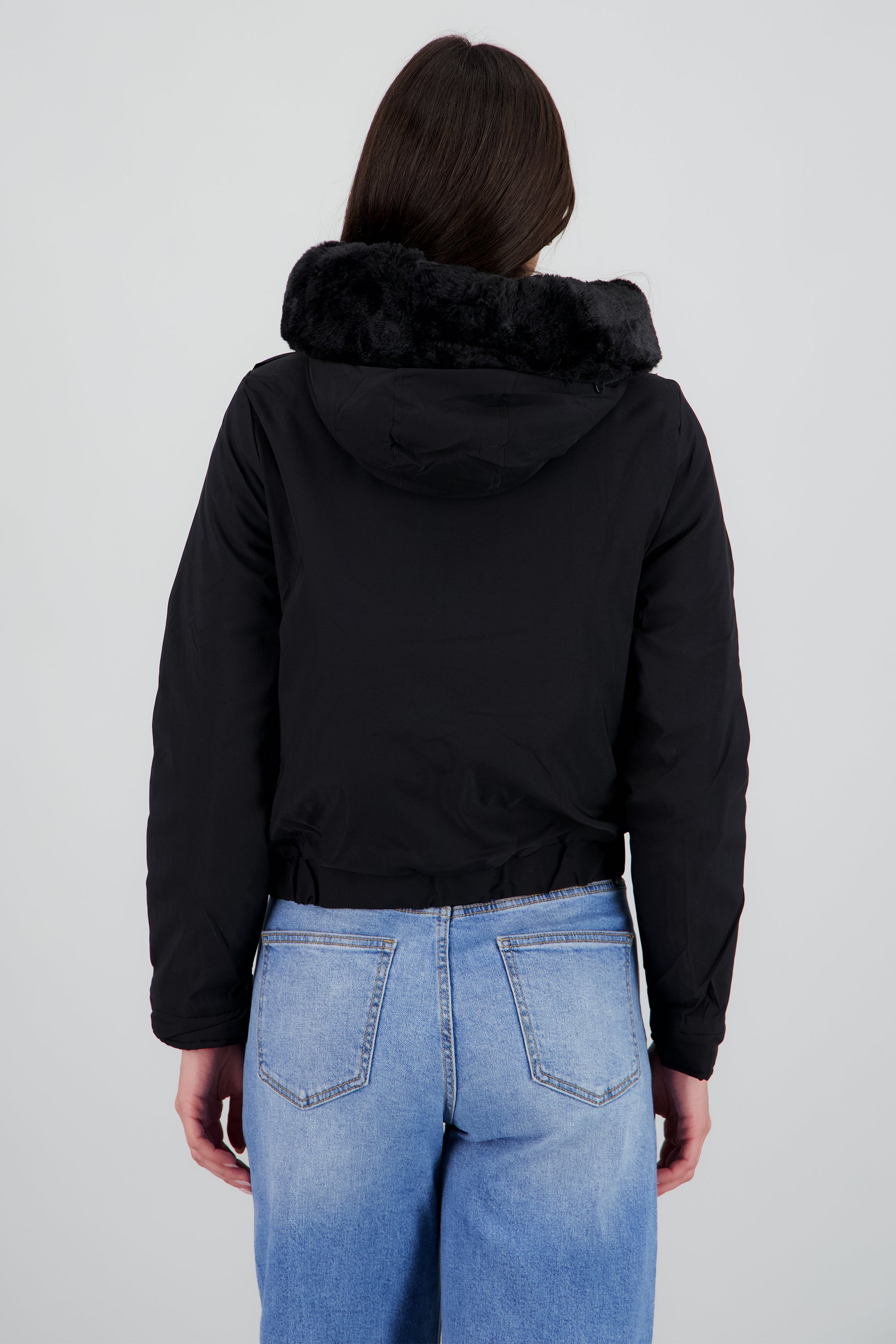 Chamarra con bolsas peluche en gorro NEGRO