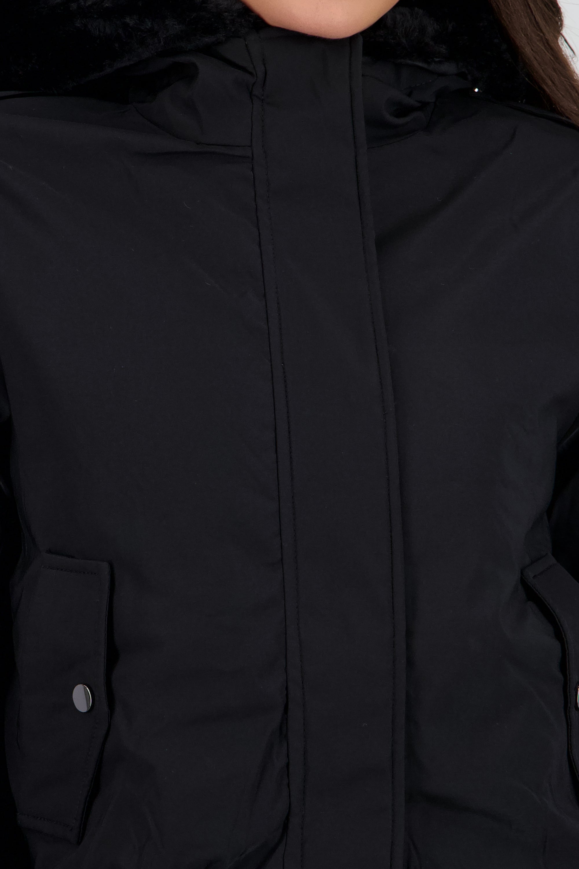 Chamarra con bolsas peluche en gorro NEGRO