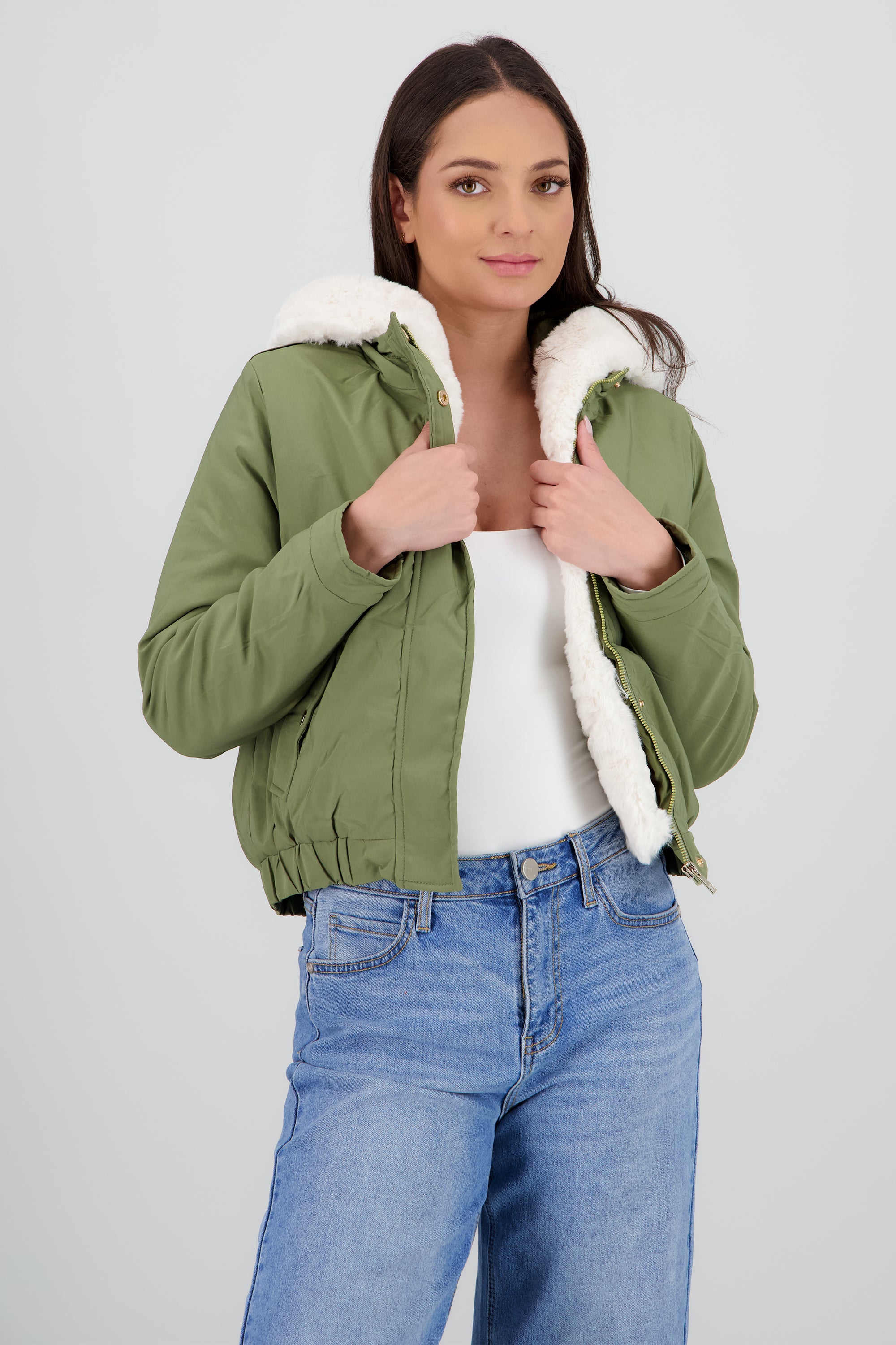 Chamarra con bolsas peluche en gorro OLIVO