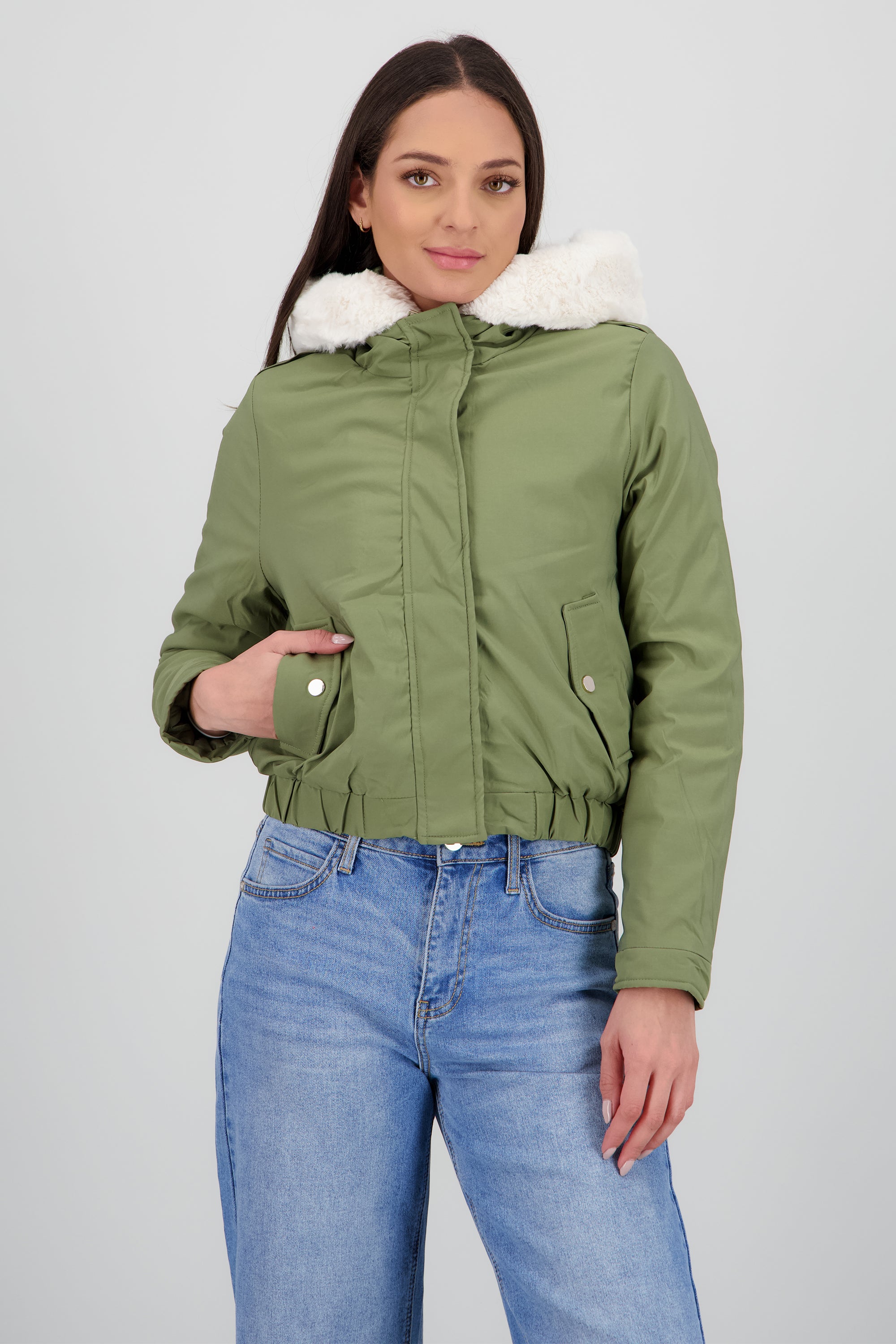 Chamarra con bolsas peluche en gorro OLIVO