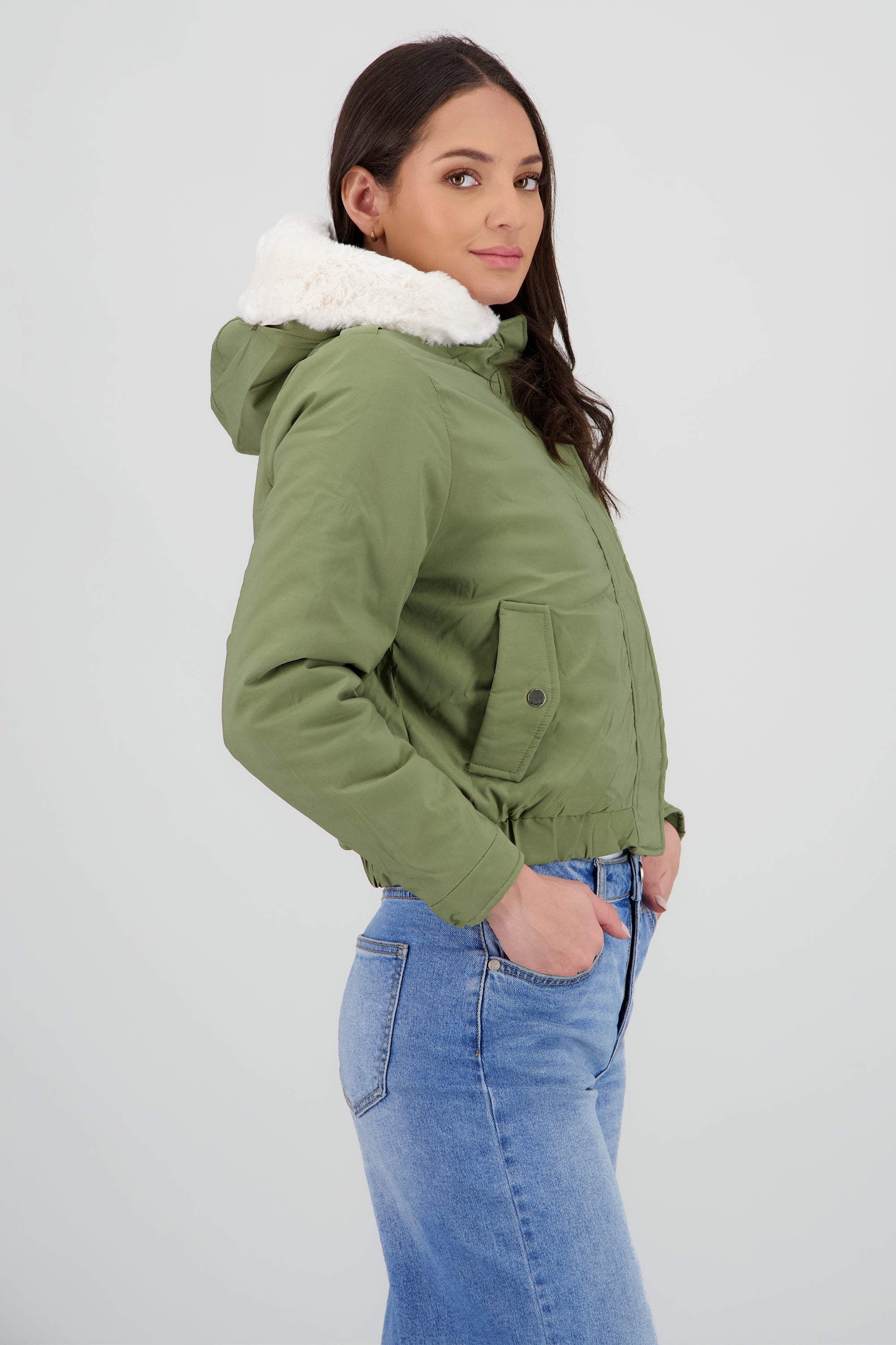 Chamarra con bolsas peluche en gorro OLIVO