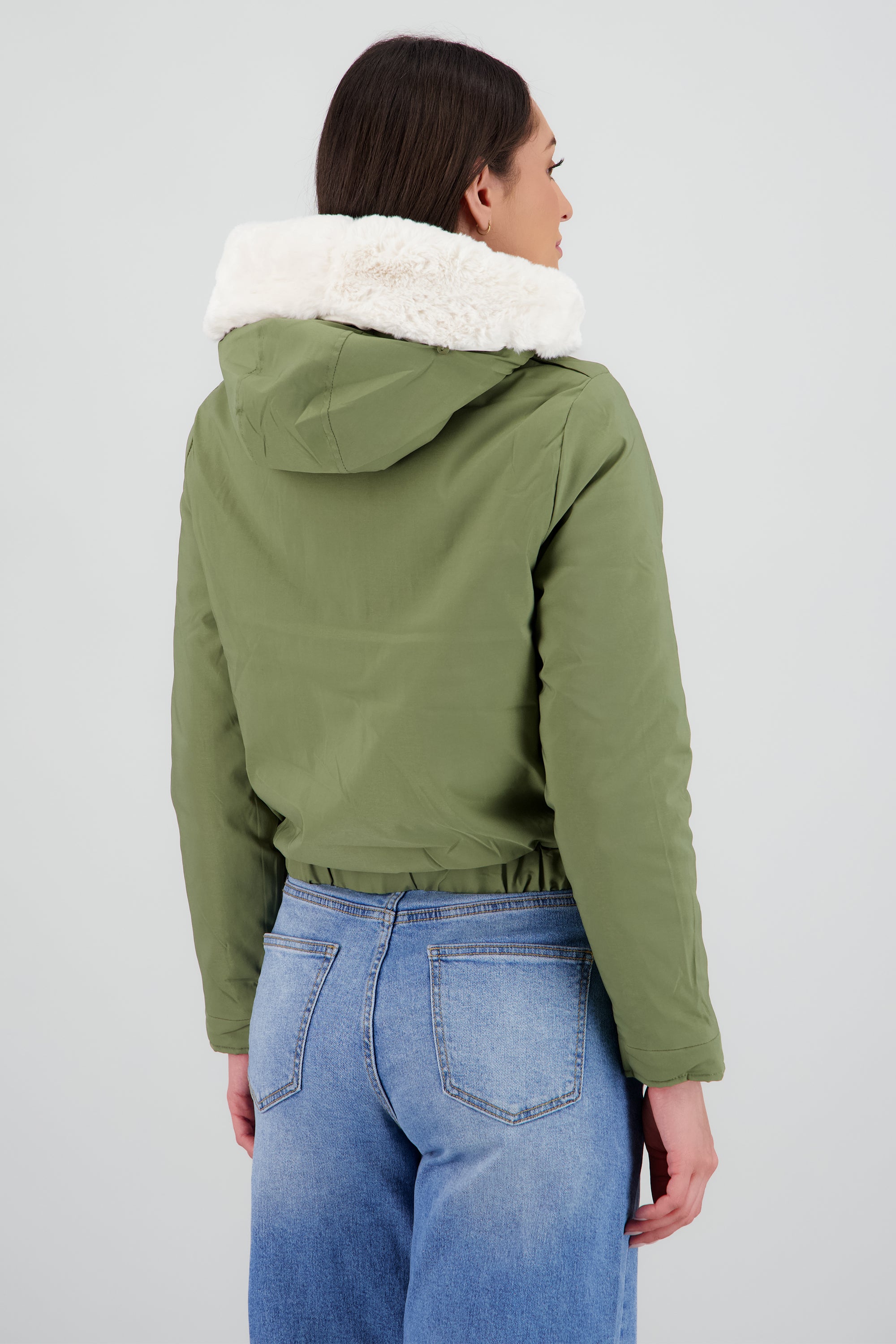 Chamarra con bolsas peluche en gorro OLIVO