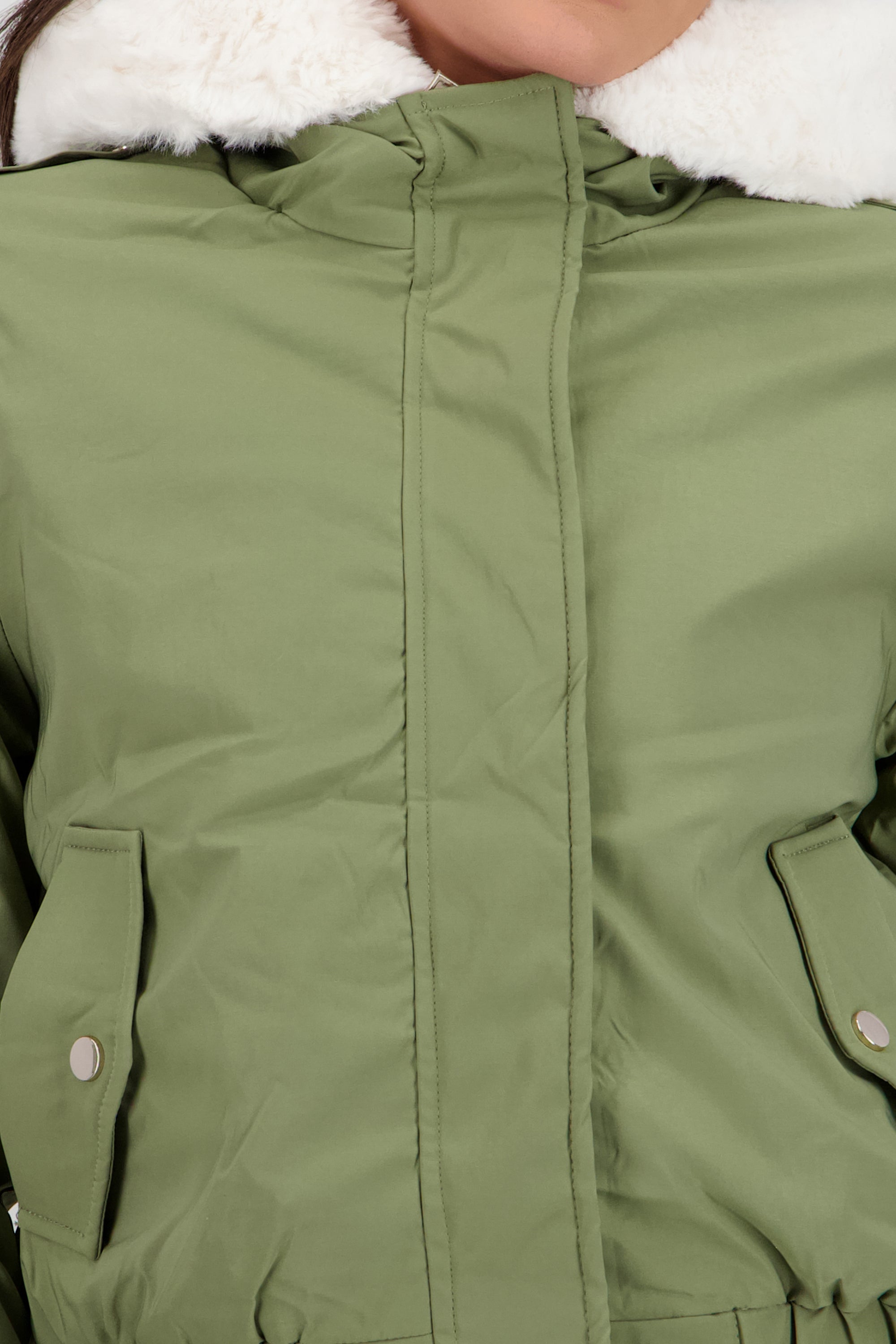 Chamarra con bolsas peluche en gorro OLIVO