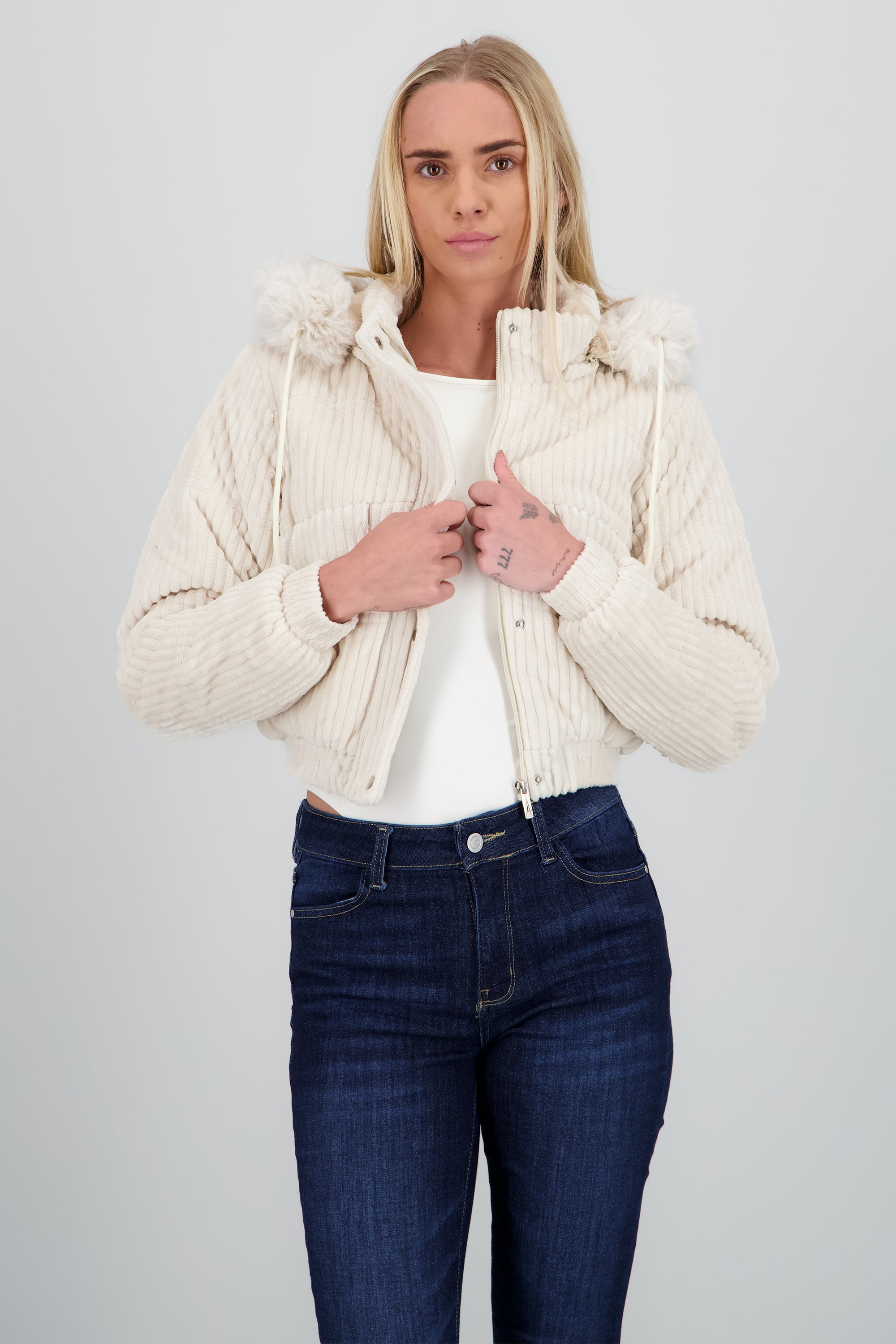 Chamarra con textura det bolsas BEIGE