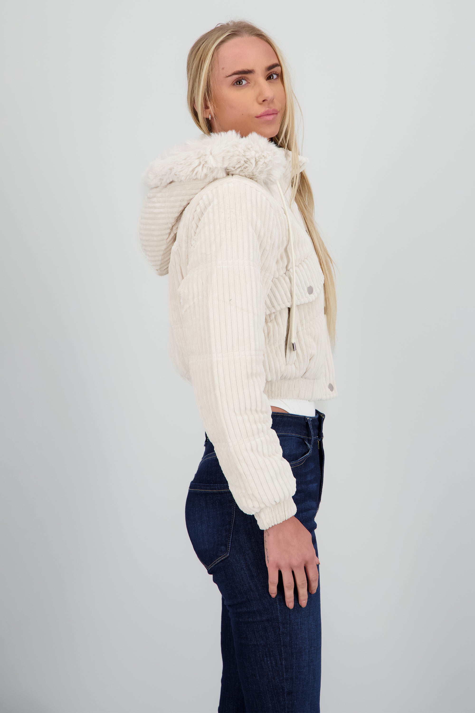 Chamarra con textura det bolsas BEIGE