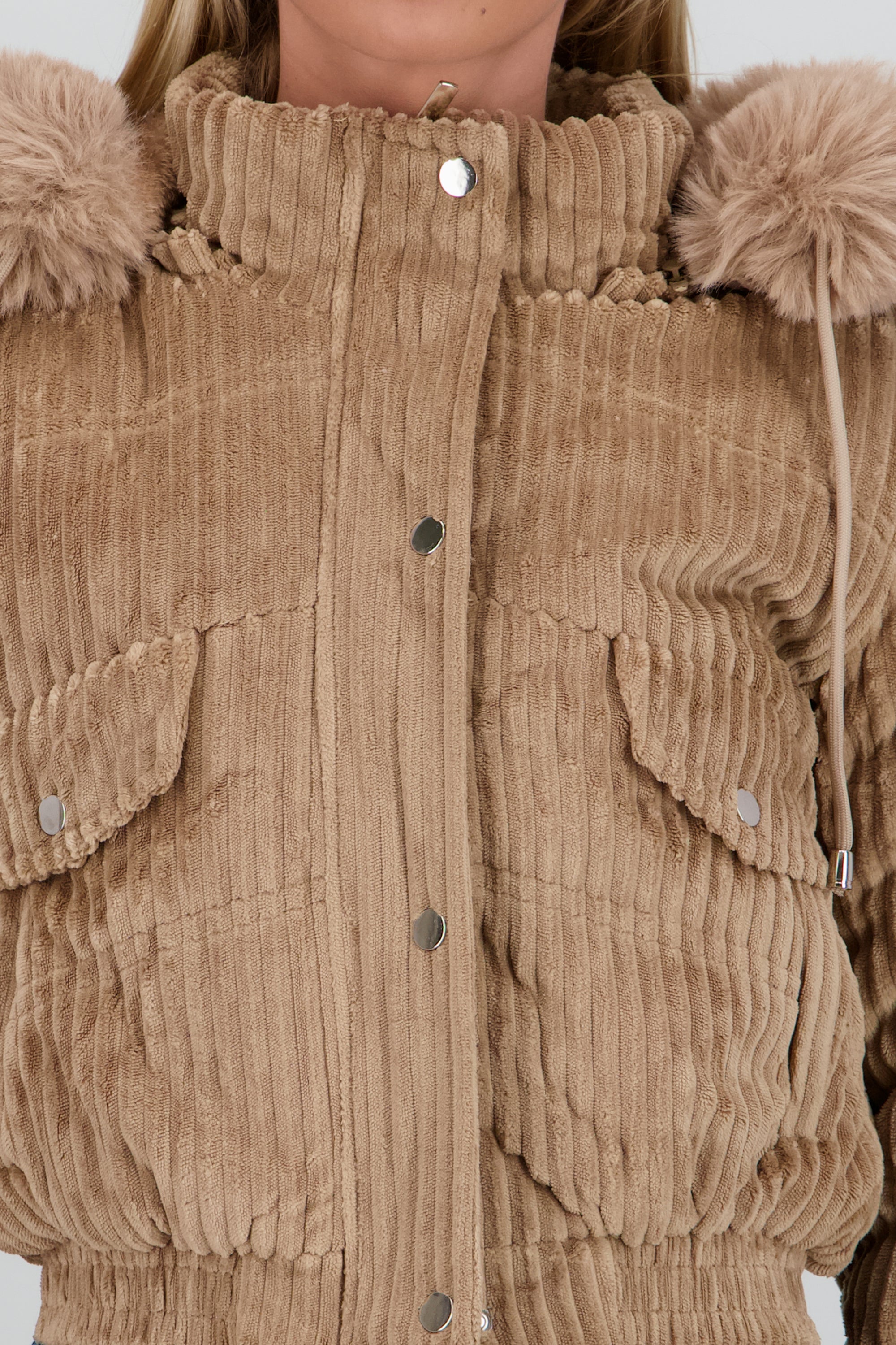 Chamarra con textura det bolsas KHAKI