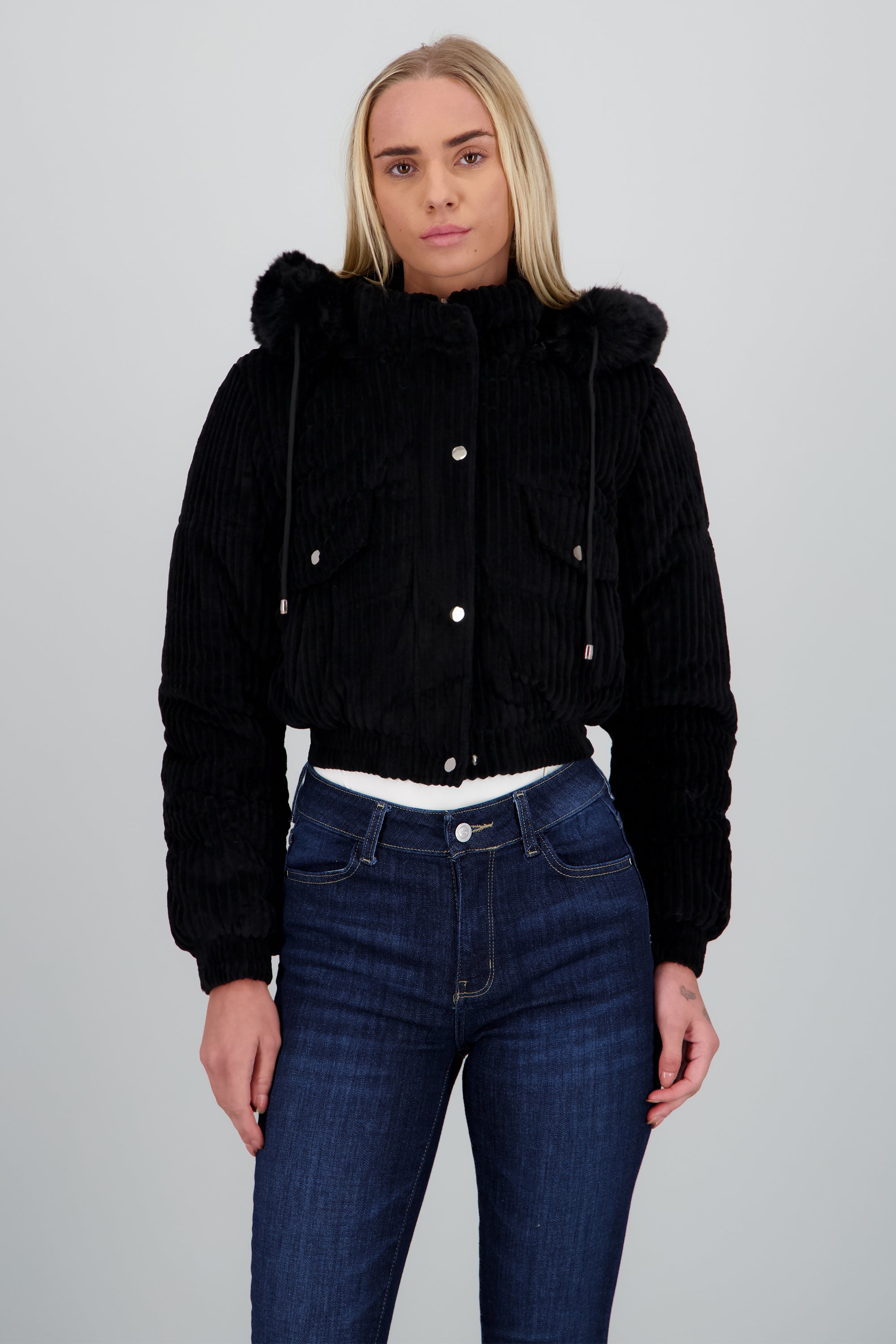 Chamarra con textura det bolsas NEGRO