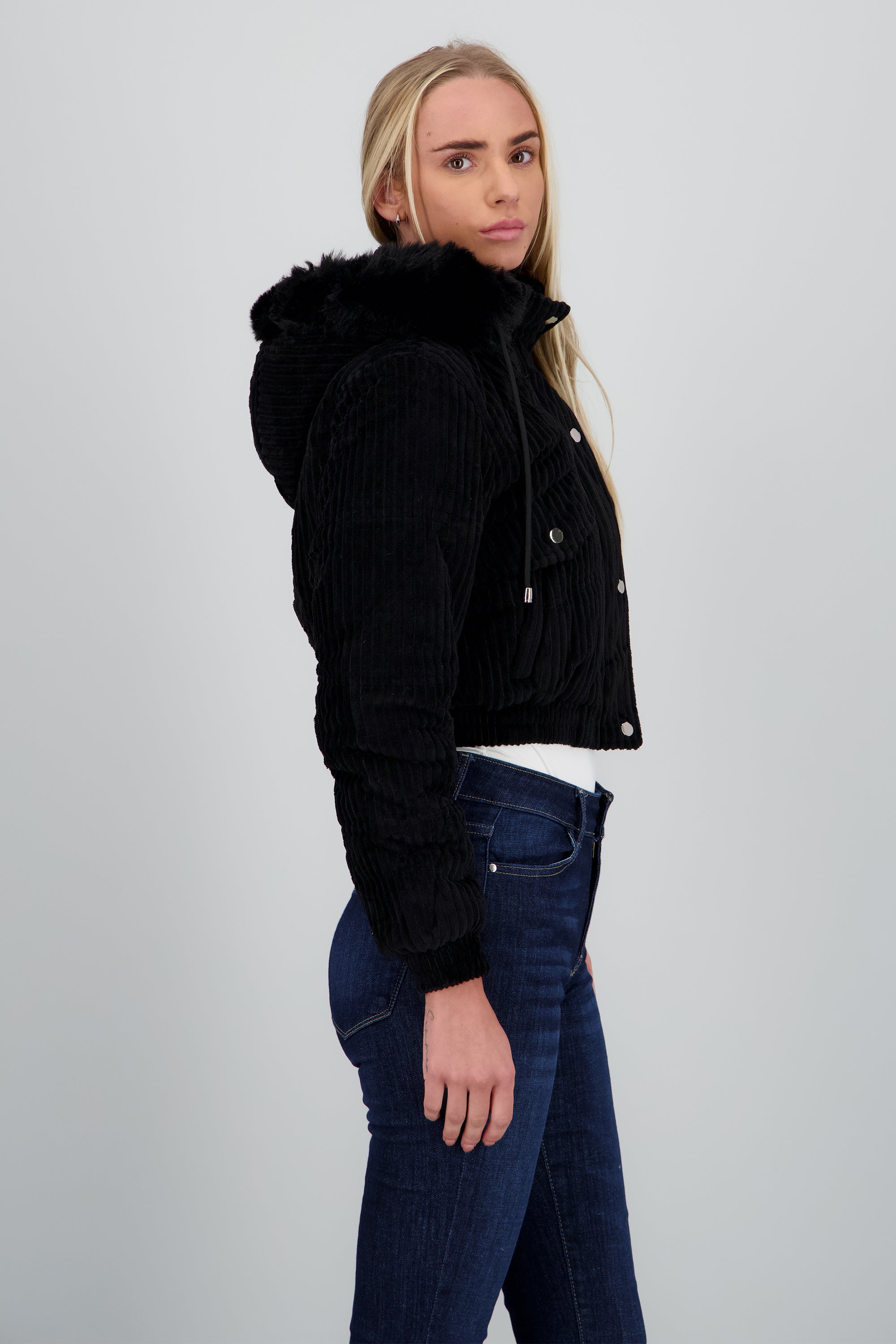 Chamarra con textura det bolsas NEGRO