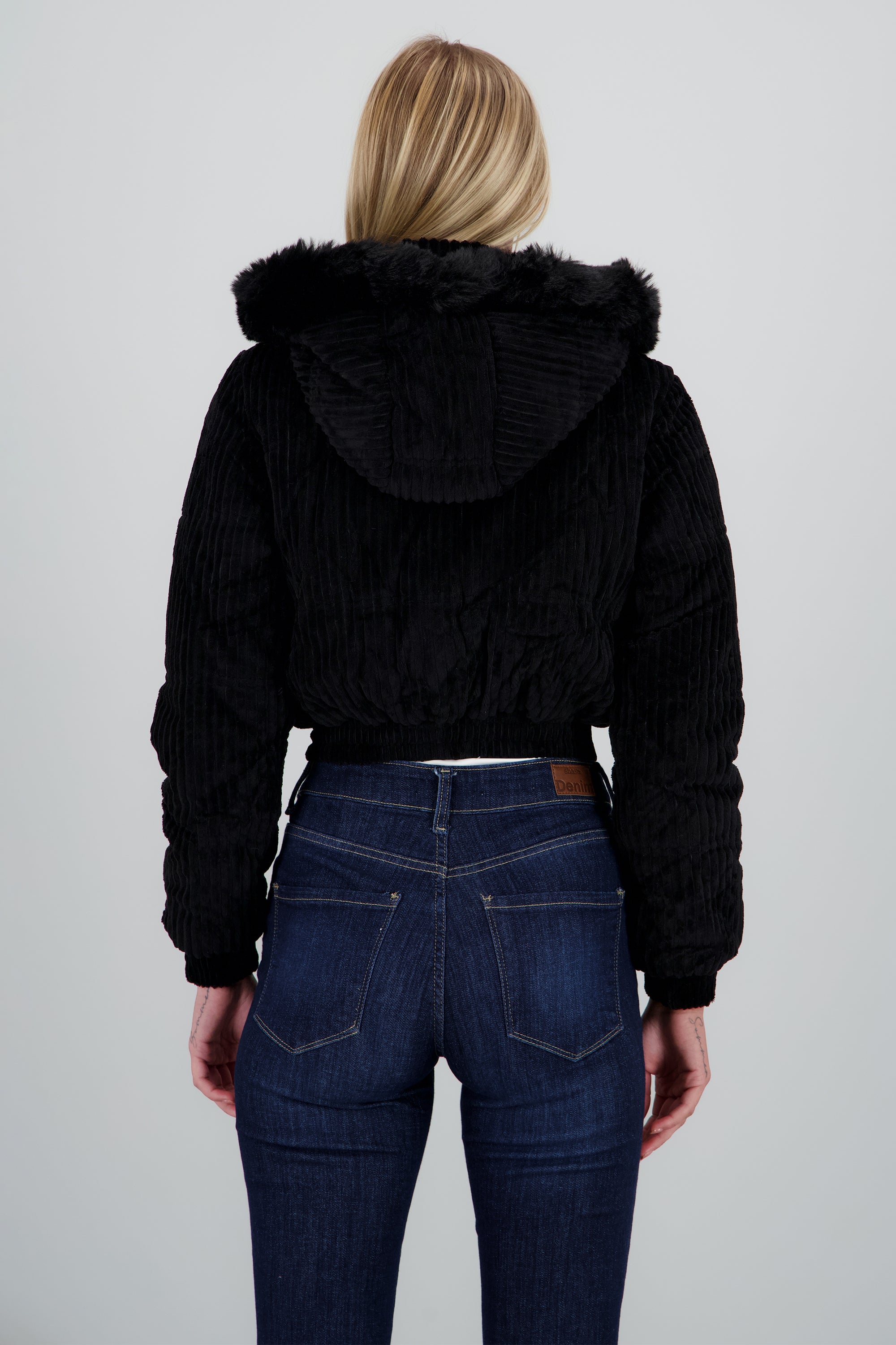 Chamarra con textura det bolsas NEGRO