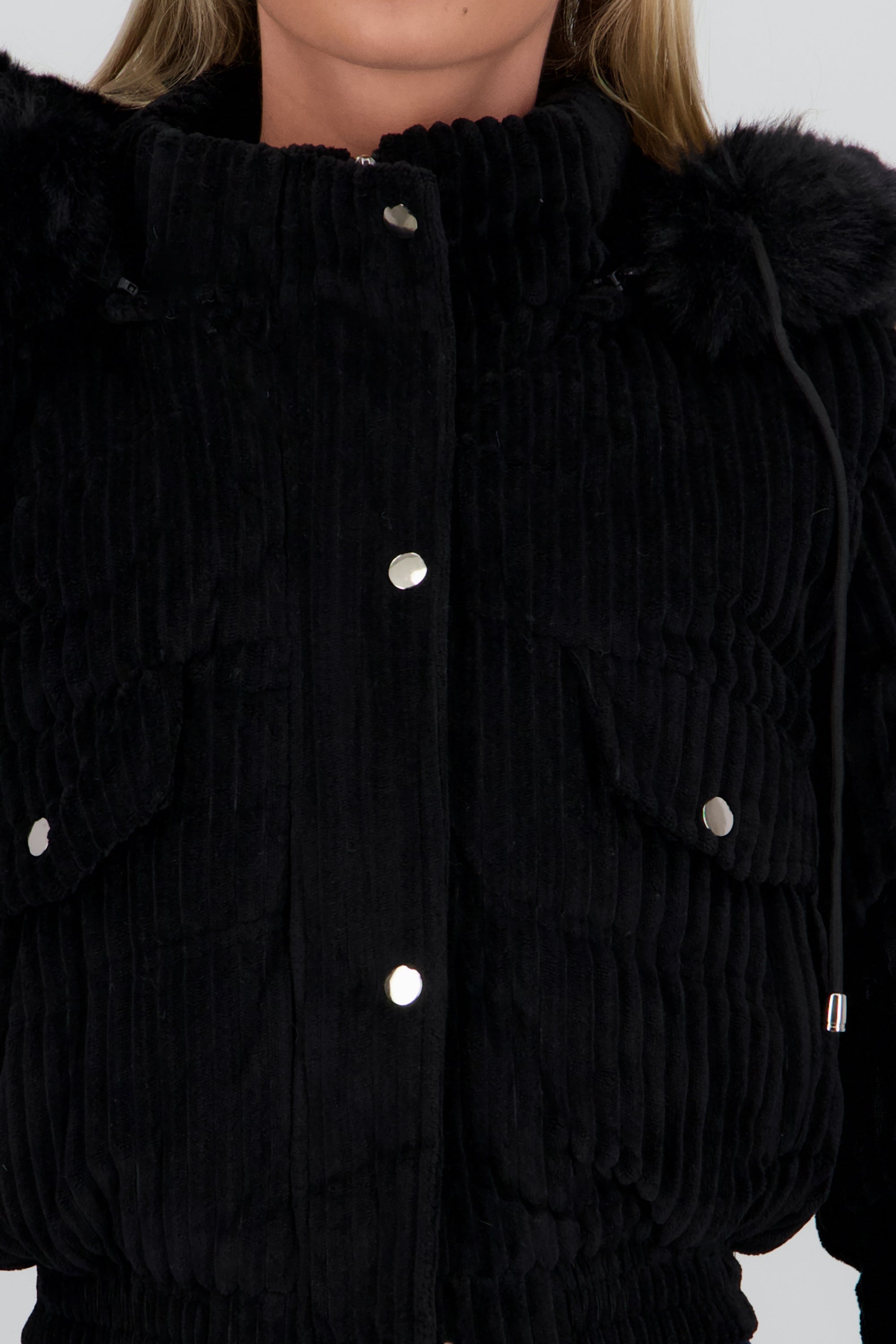 Chamarra con textura det bolsas NEGRO