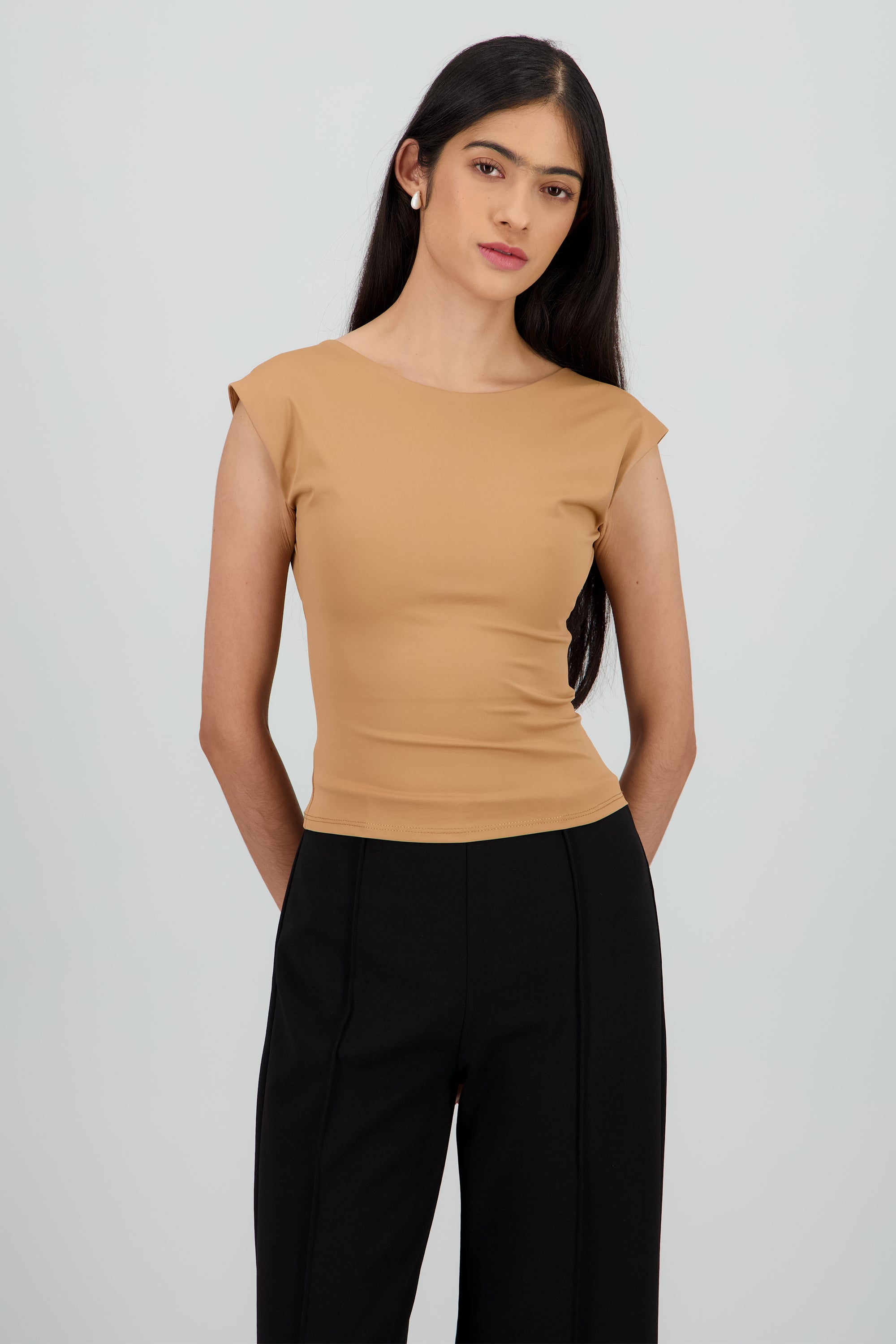 Top manga corta escote espalda CAMELLO