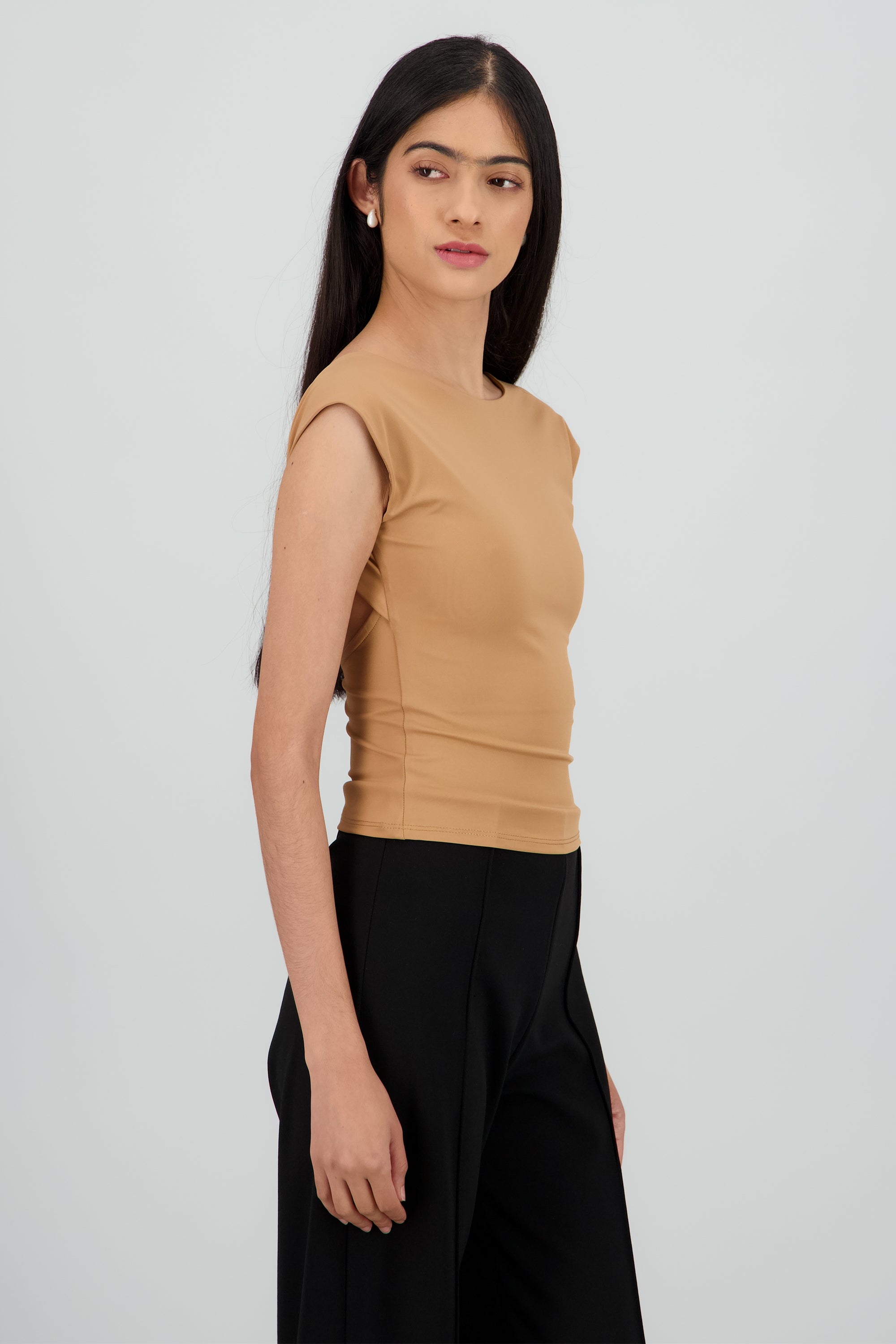 Top manga corta escote espalda CAMELLO