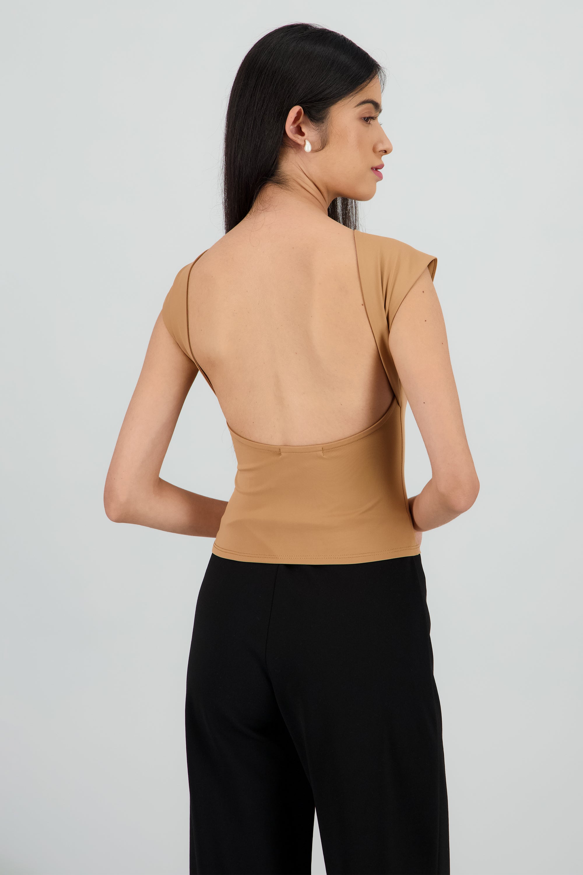 Top manga corta escote espalda CAMELLO