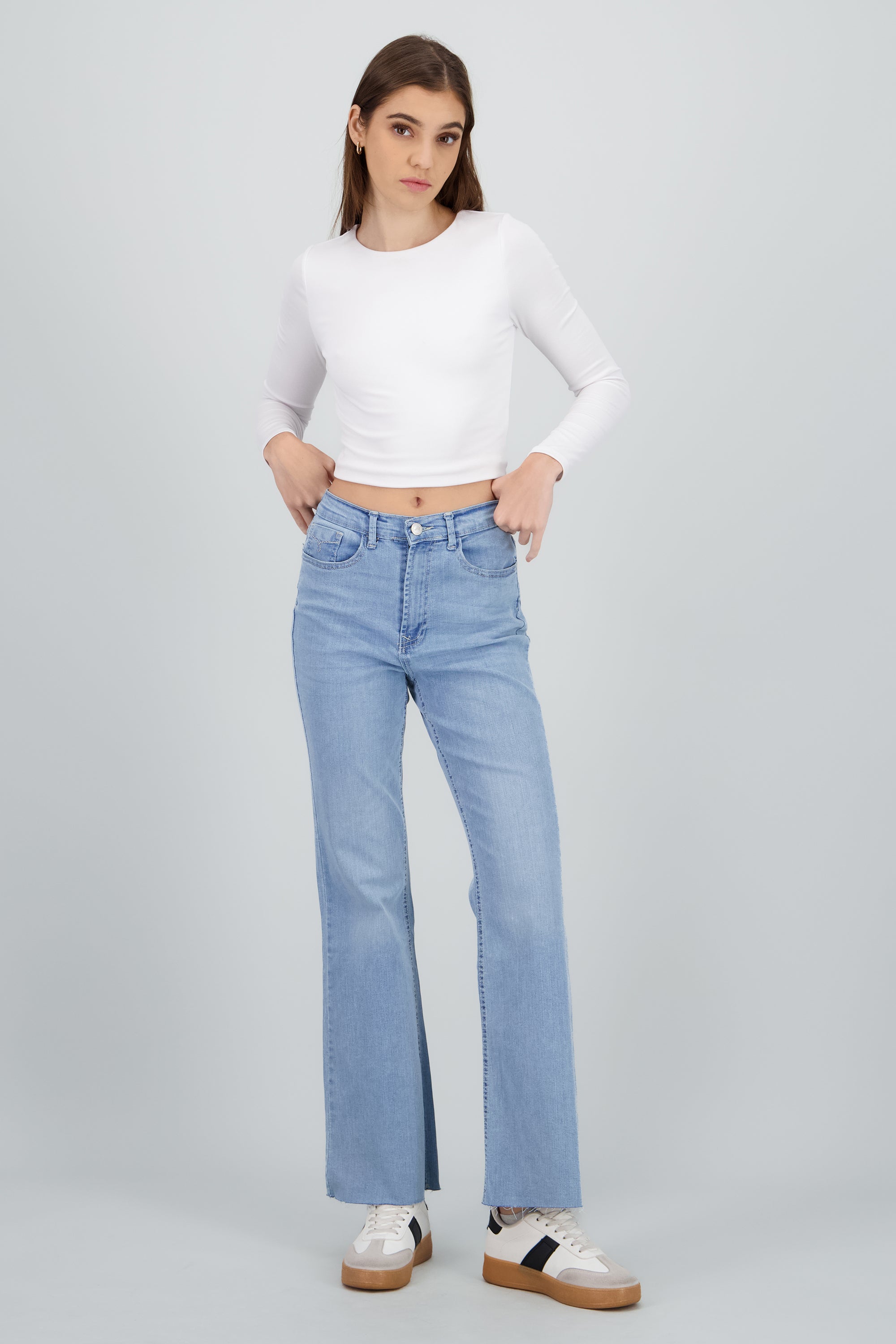 Jeans basicos flare dobladillo LIGHT WASH