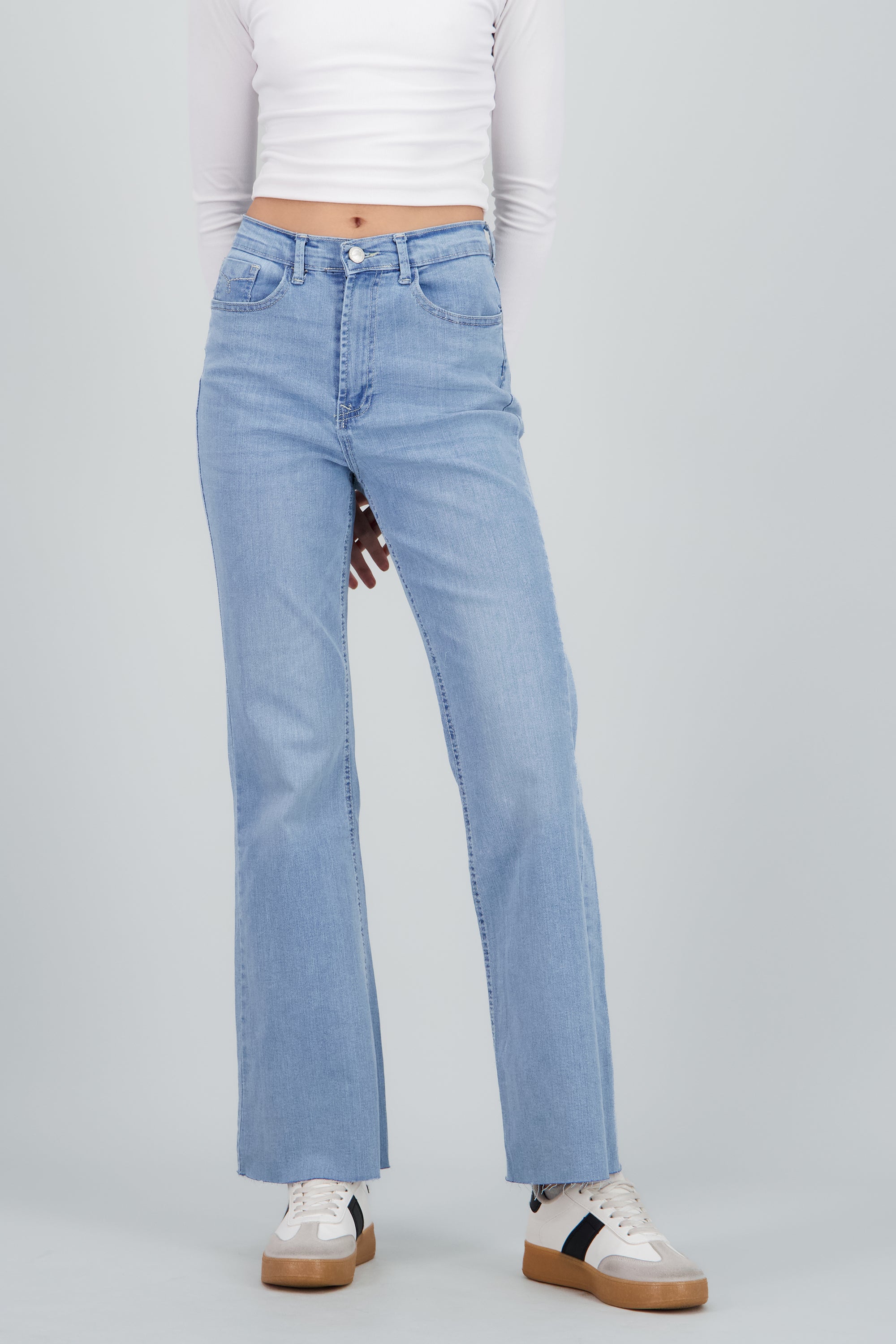 Jeans basicos flare dobladillo LIGHT WASH
