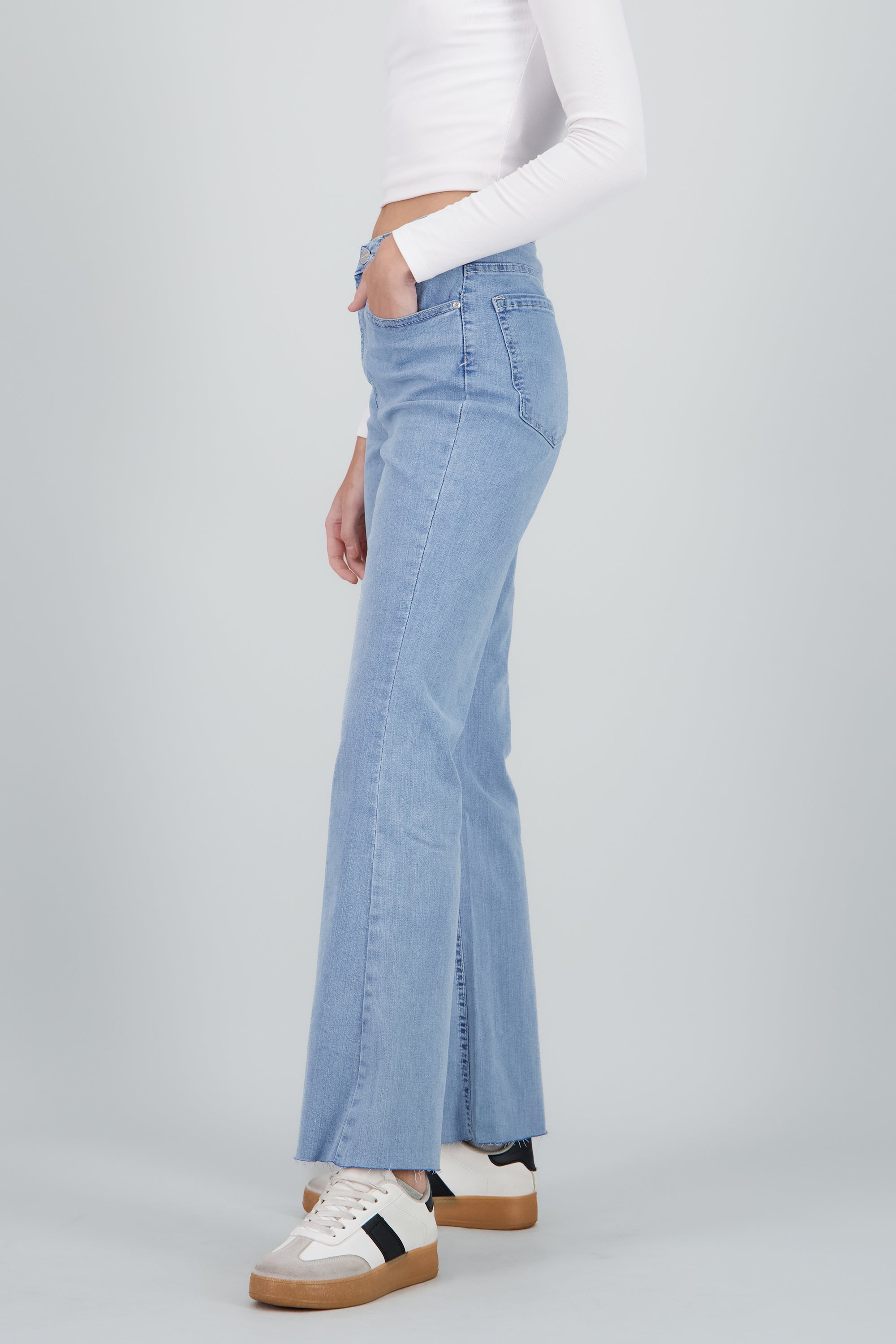 Jeans basicos flare dobladillo LIGHT WASH