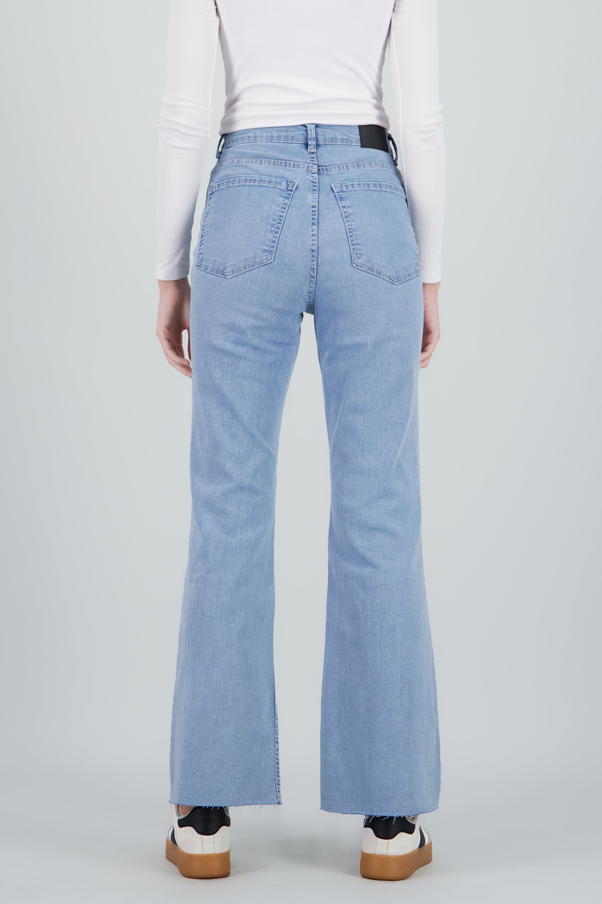 Jeans basicos flare dobladillo LIGHT WASH