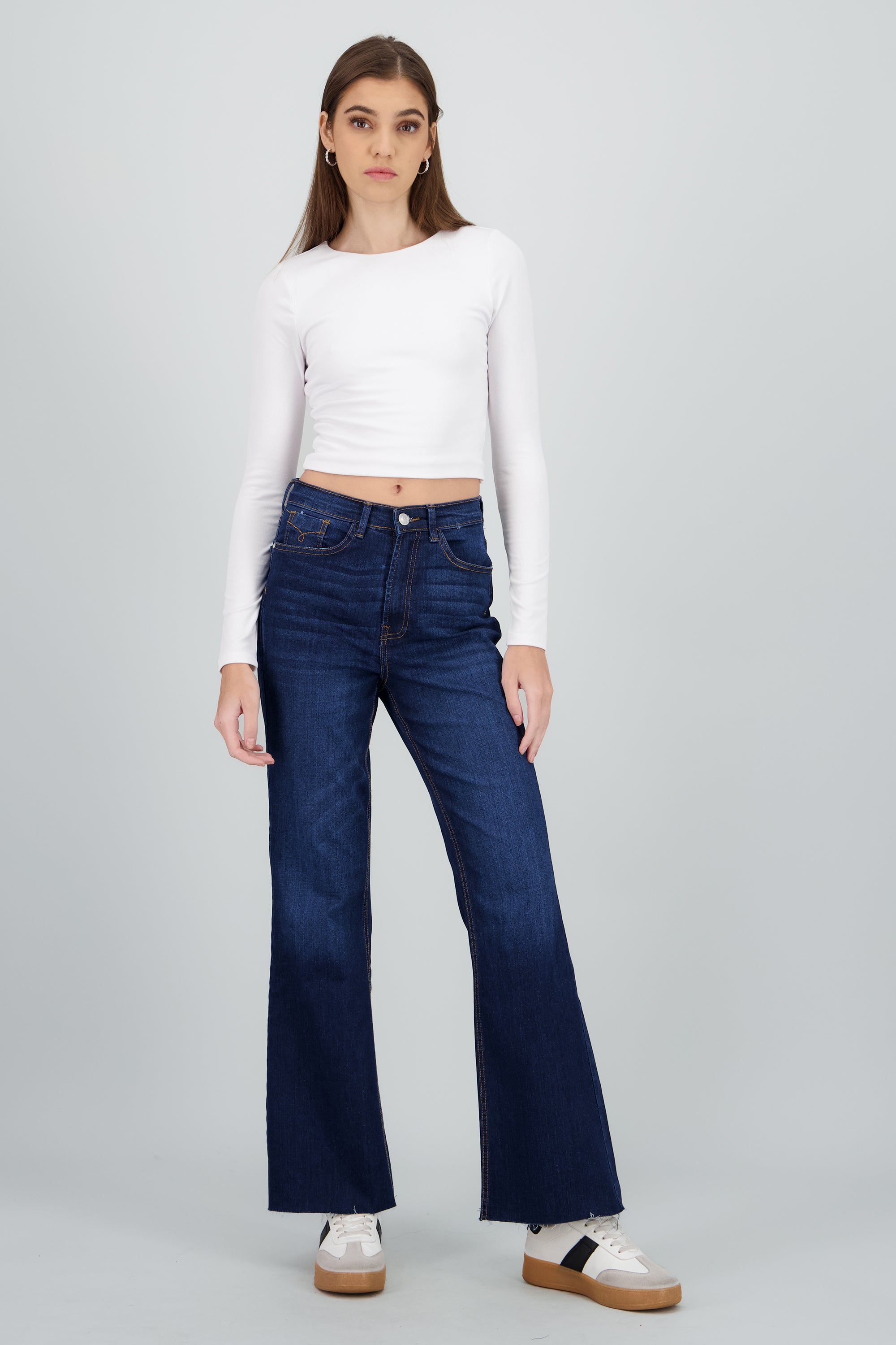 Jeans basicos flare dobladillo DARK WASH
