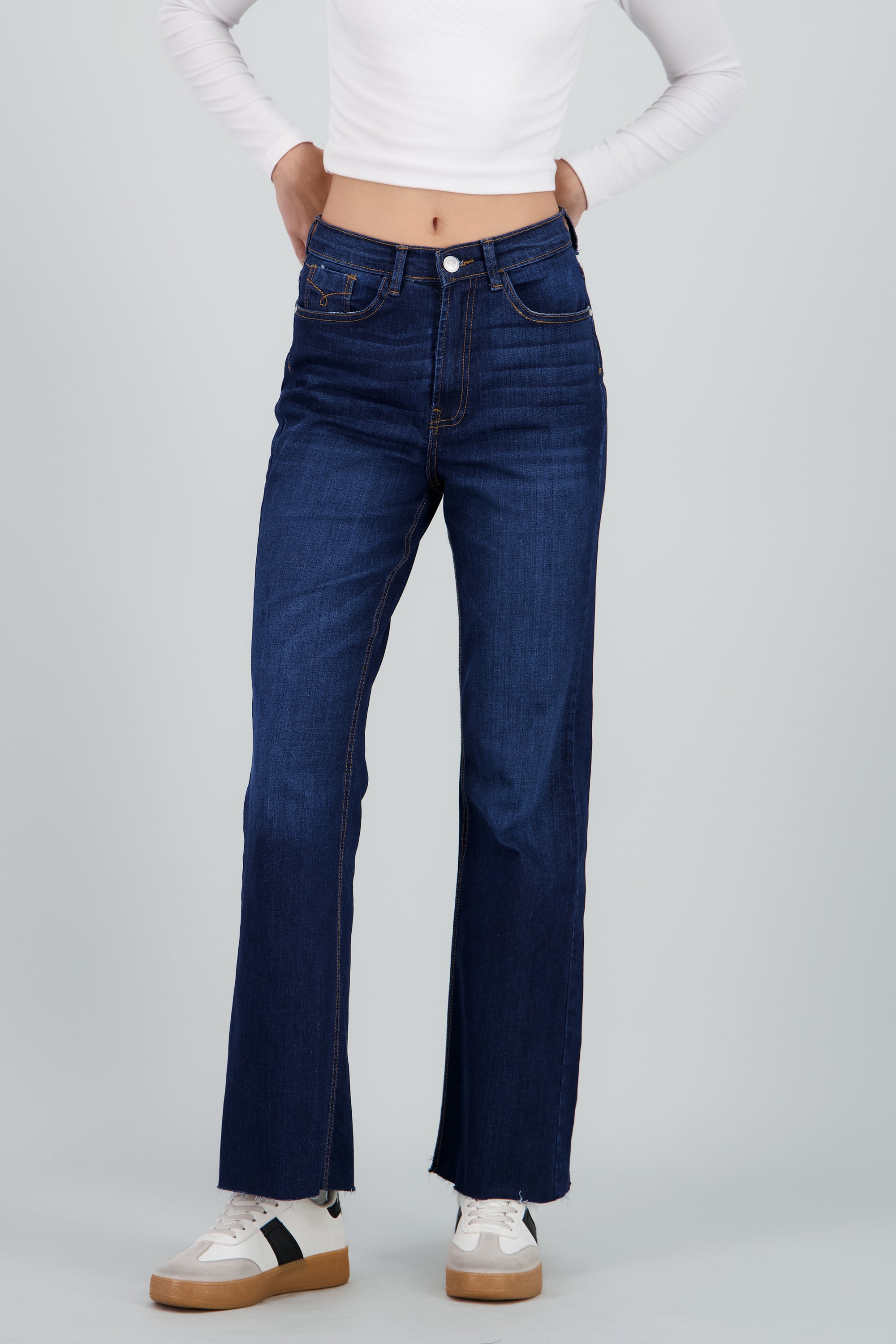 Jeans basicos flare dobladillo DARK WASH