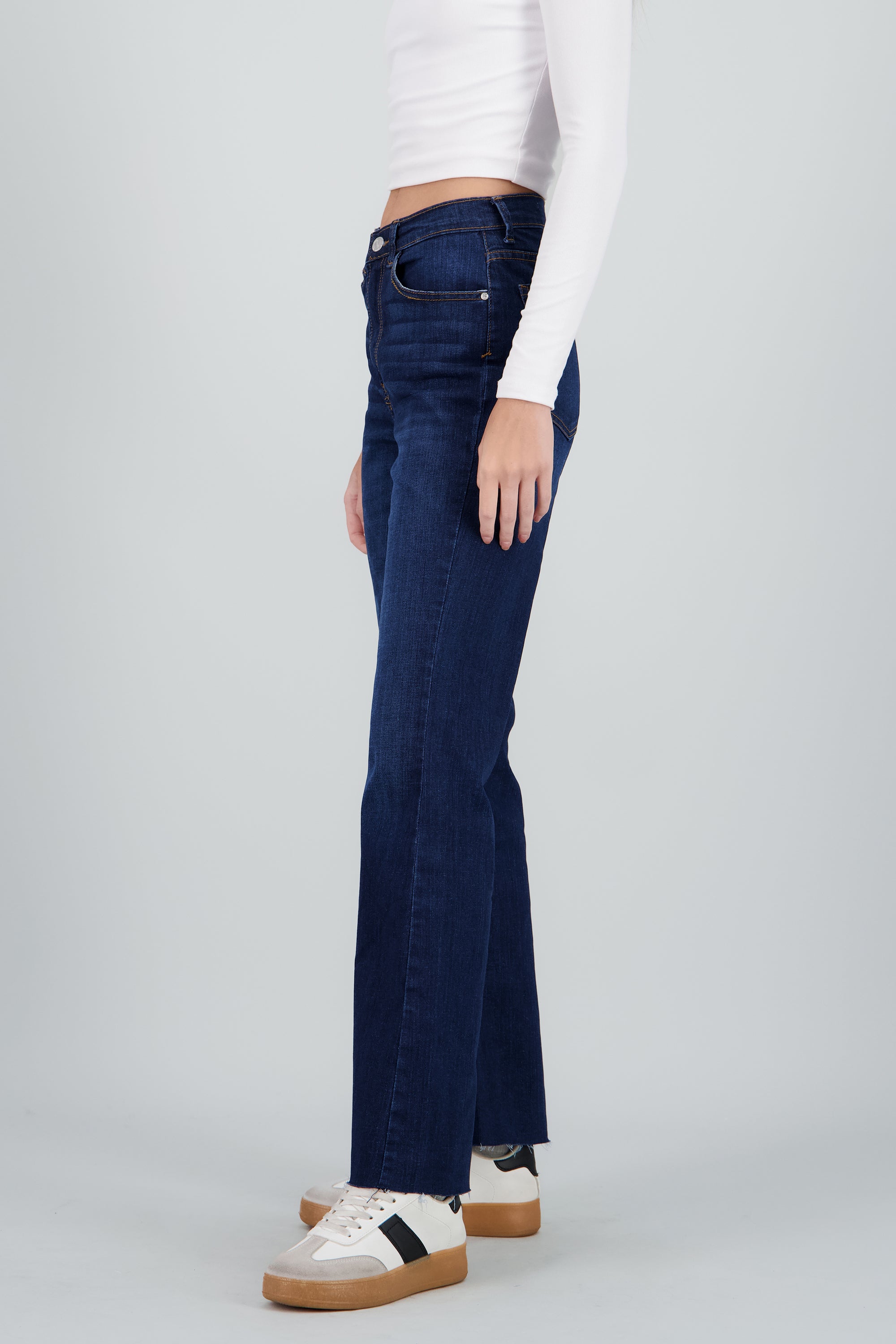 Jeans basicos flare dobladillo DARK WASH