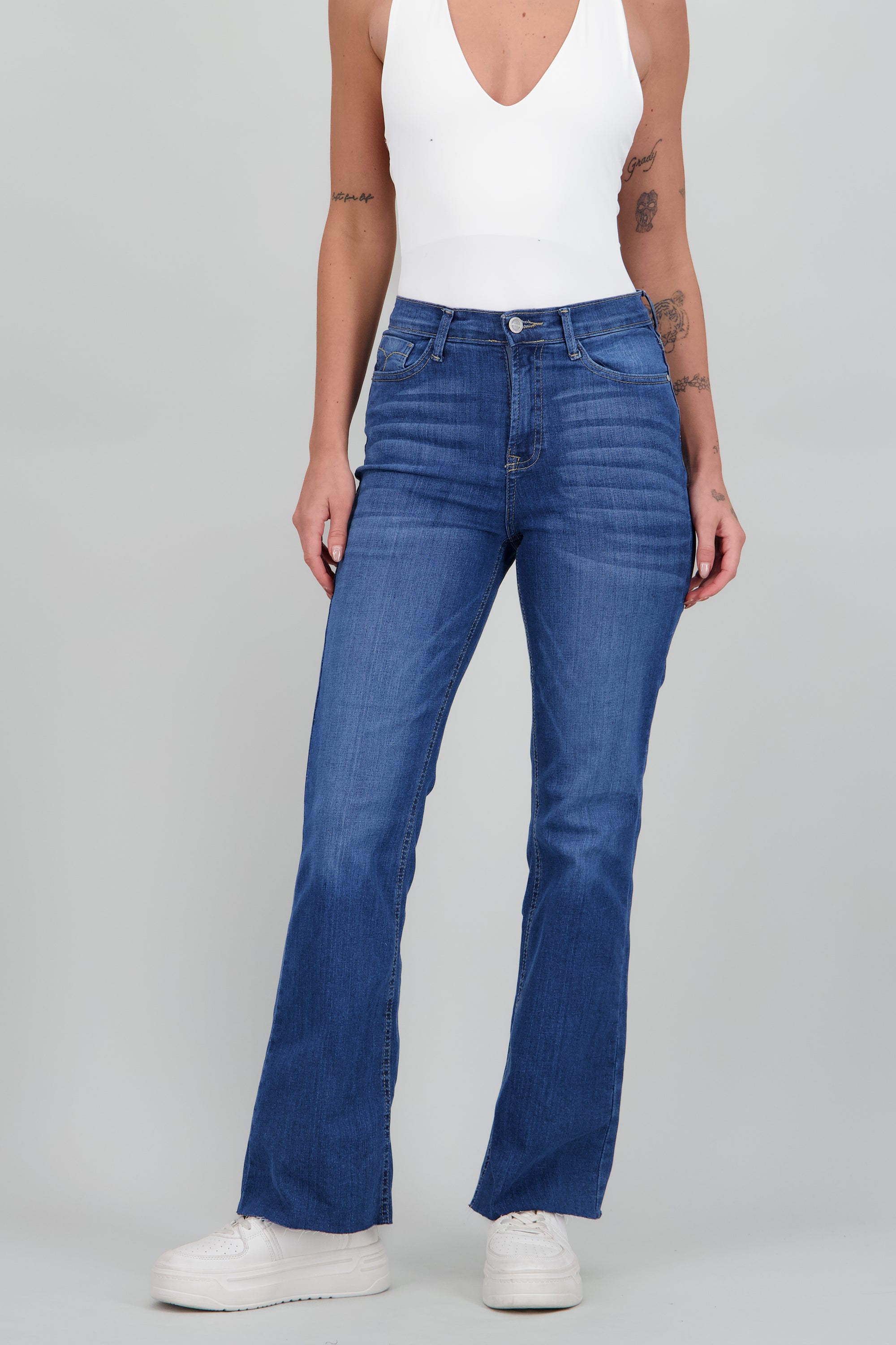 Jeans basicos flare dobladillo MEDIUM WASH