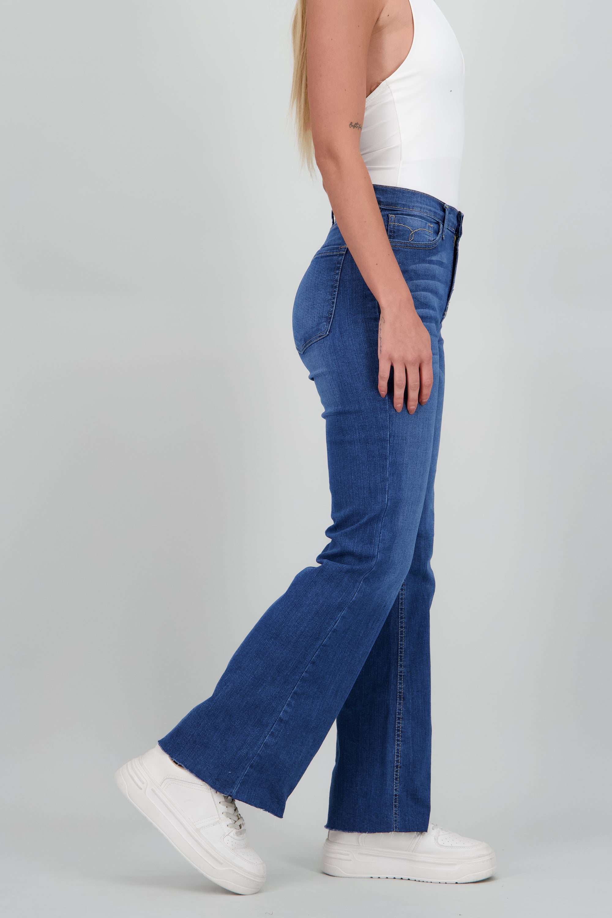 Jeans basicos flare dobladillo MEDIUM WASH
